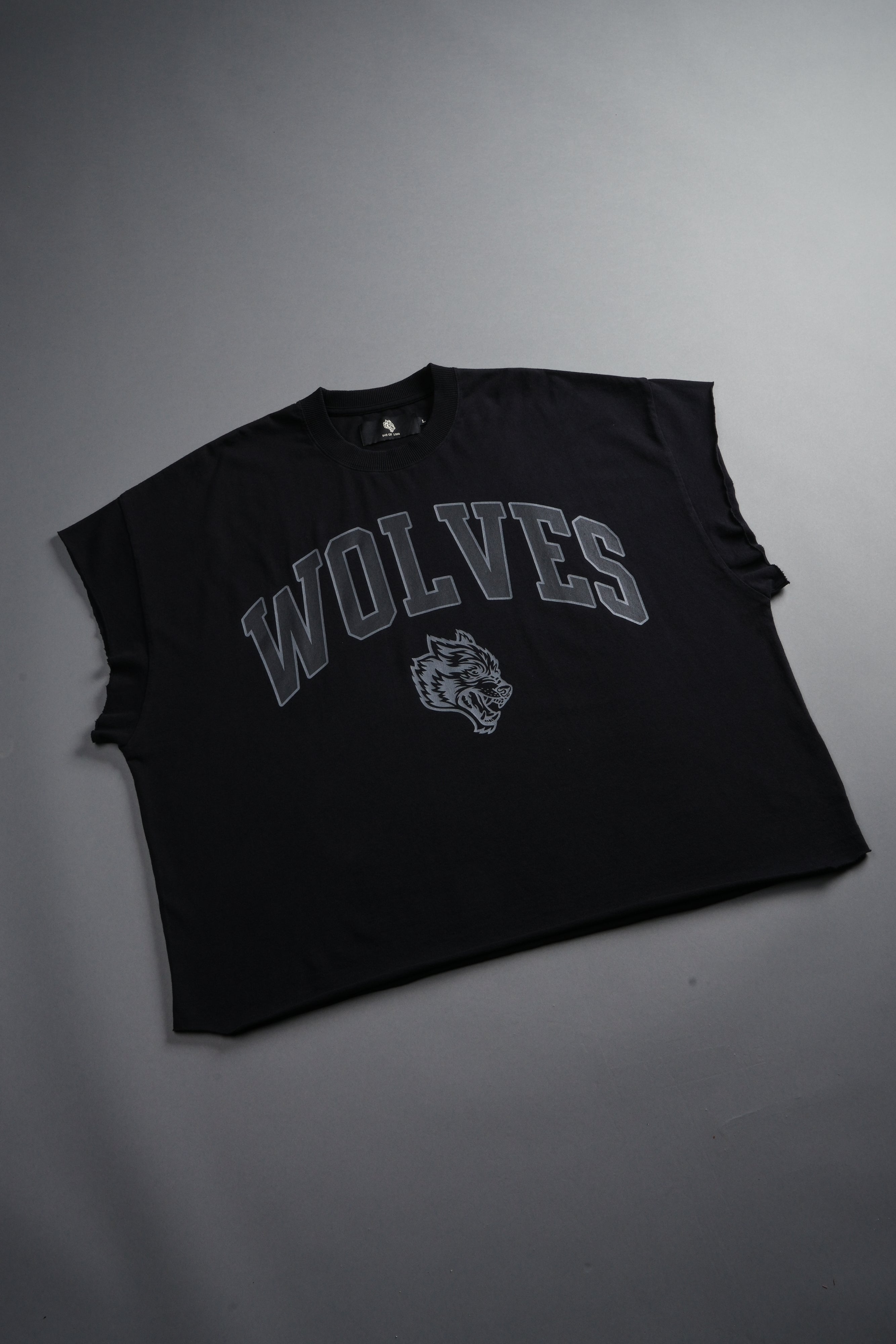 Loyalty Frvr Grunge Cut-Off Tee in Black — imagem 9