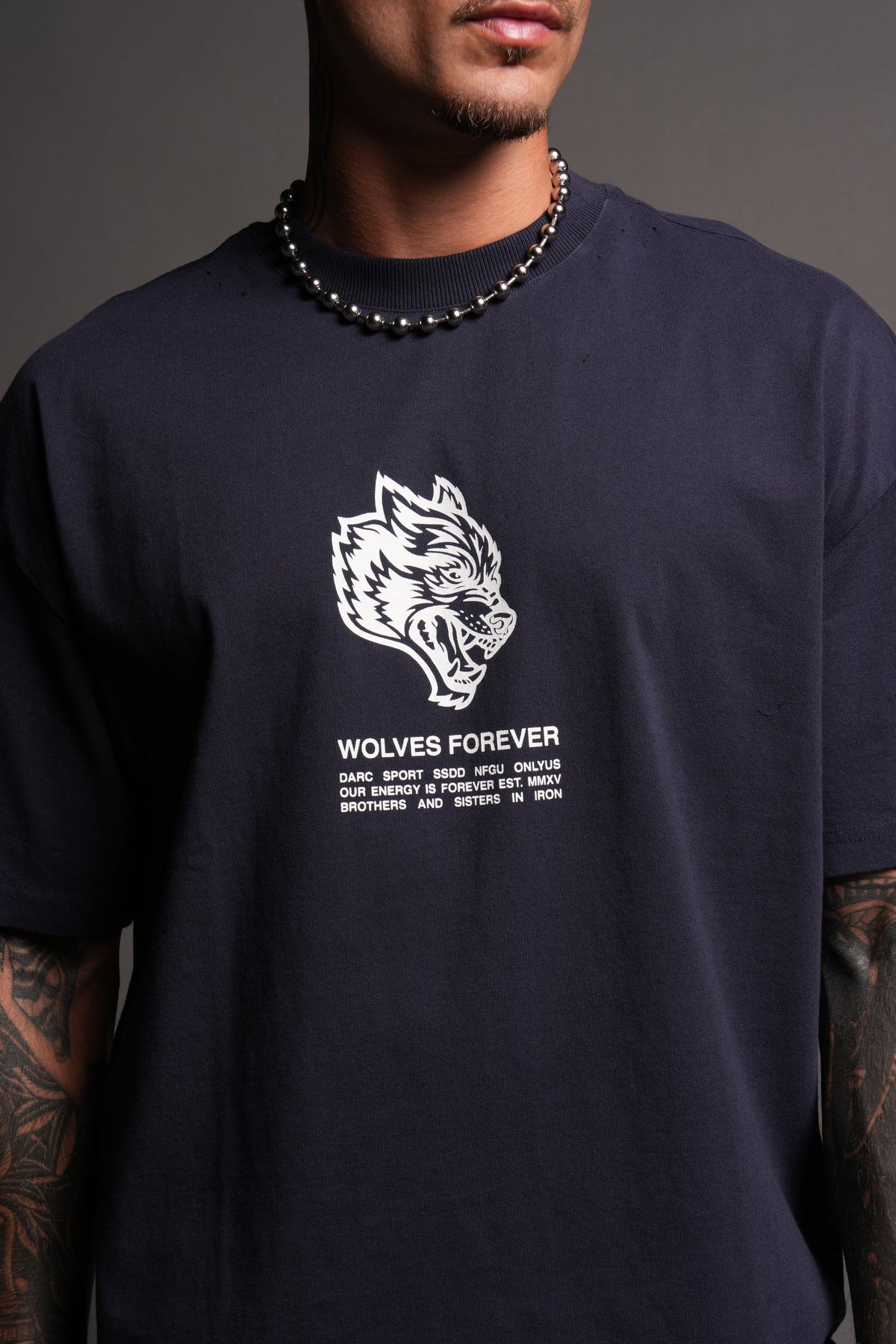 Wolves Have Your Back Distressed Grunge Mid Length Raw Hem Tee In Navy - imagem 7
