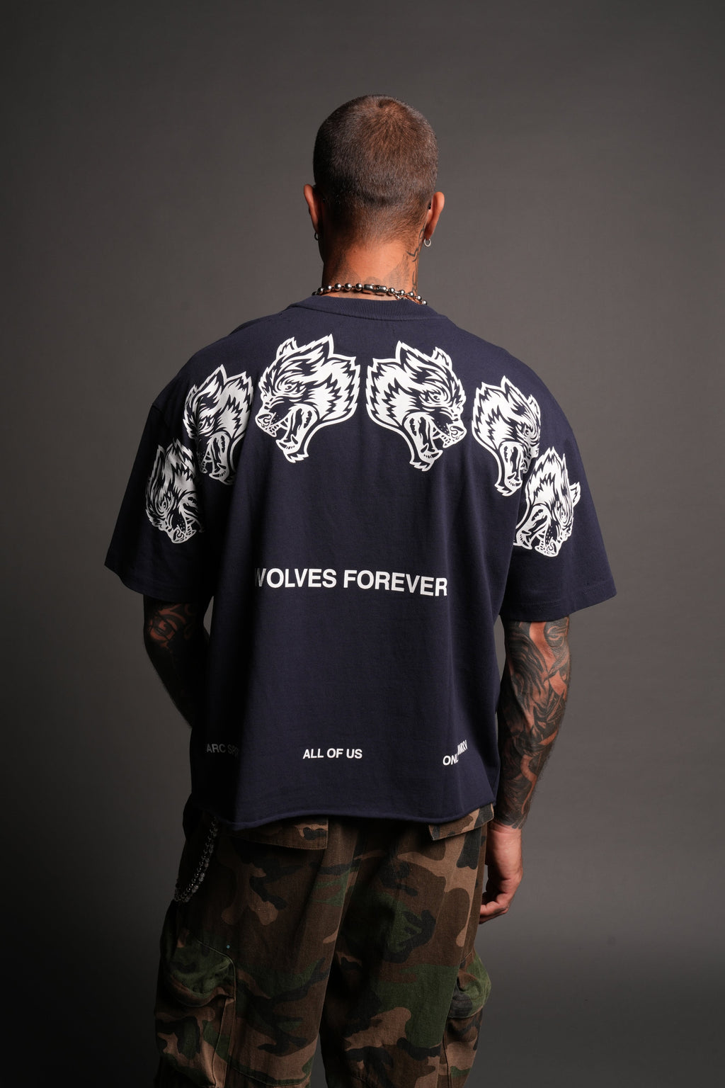 Wolves Have Your Back Distressed Grunge Mid Length Raw Hem Tee In Navy - imagem 4