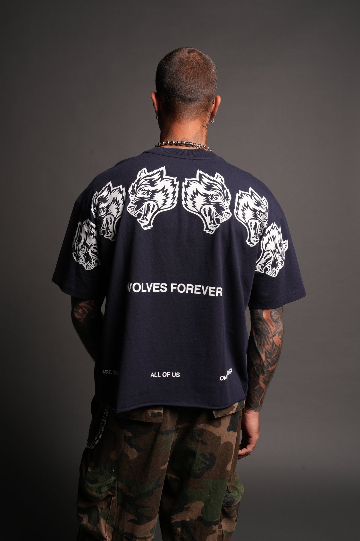 Wolves Have Your Back Distressed Grunge Mid Length Raw Hem Tee In Navy - imagem 4