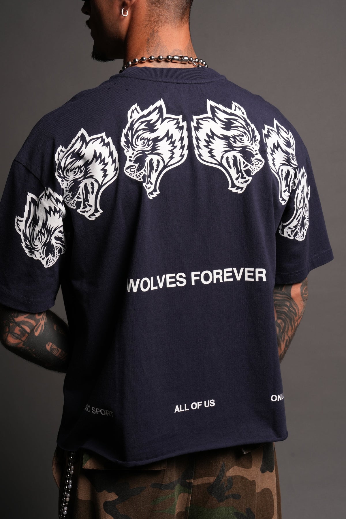 Wolves Have Your Back Distressed Grunge Mid Length Raw Hem Tee In Navy - imagem 8