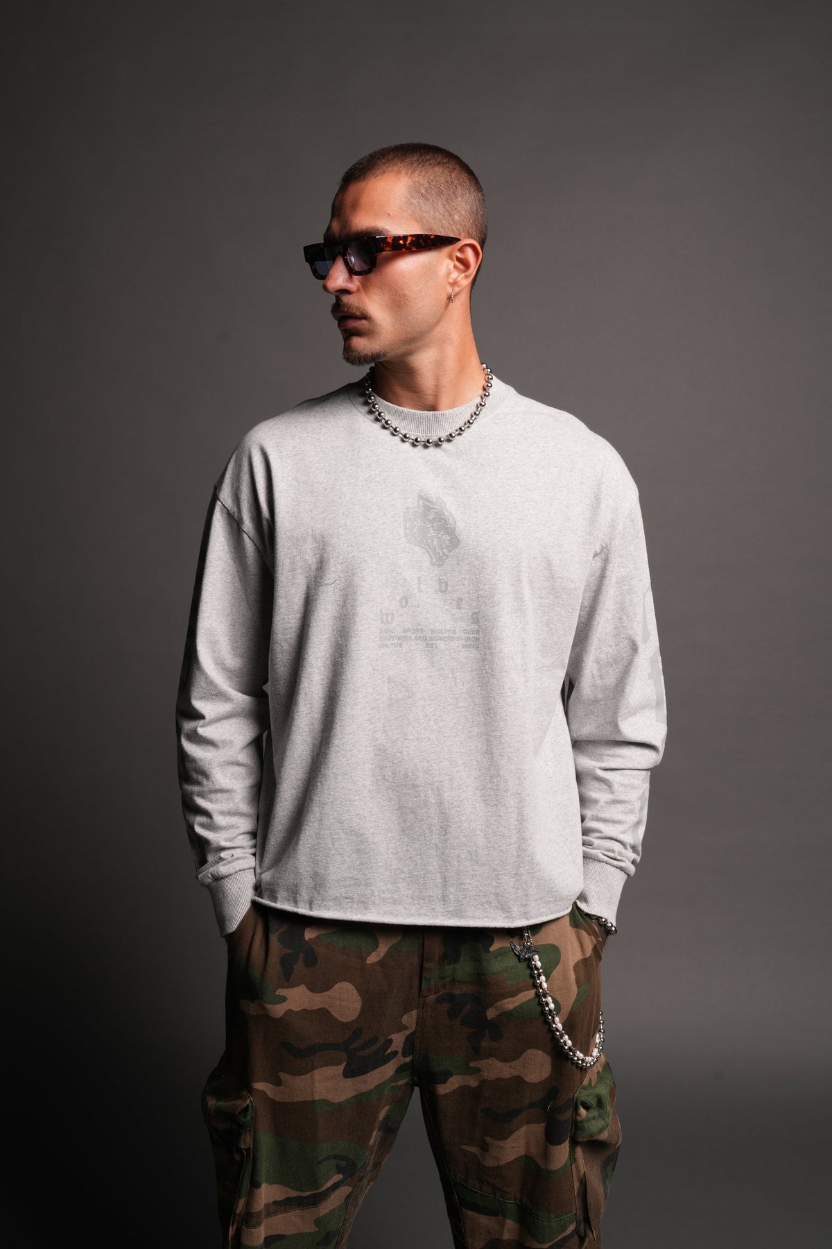 Big Wolf Head Grunge Mid Length Raw Hem Ls Tee In Light Athletic Gray - imagem 2
