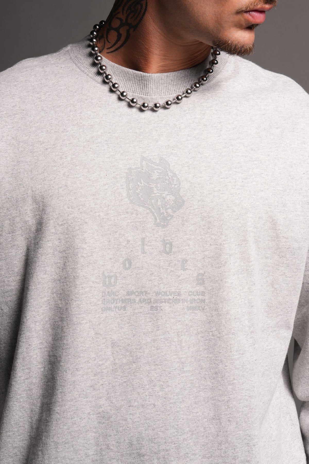 Big Wolf Head Grunge Mid Length Raw Hem Ls Tee In Light Athletic Gray - imagem 5