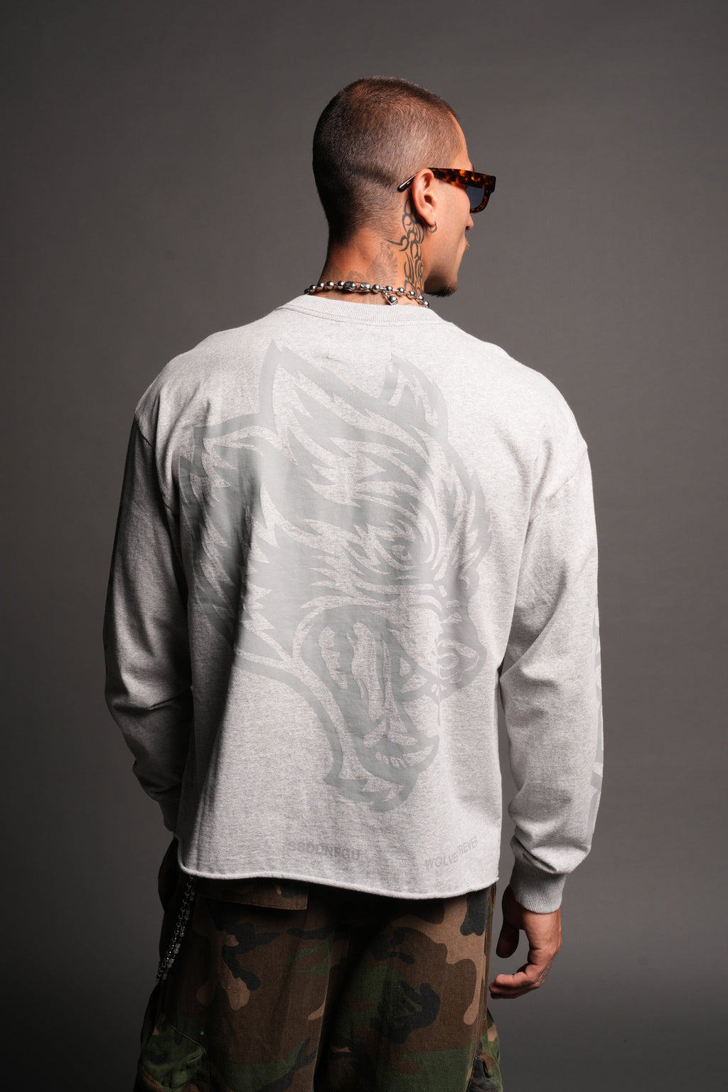 Big Wolf Head Grunge Mid Length Raw Hem Ls Tee In Light Athletic Gray - imagem 4