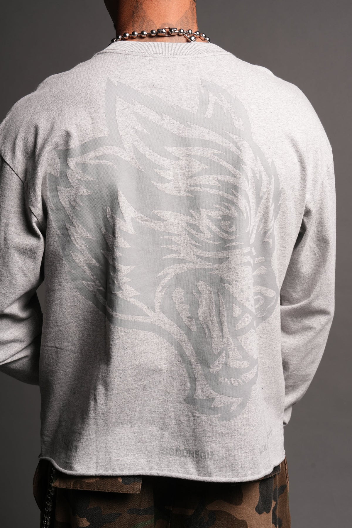 Big Wolf Head Grunge Mid Length Raw Hem Ls Tee In Light Athletic Gray - imagem 6