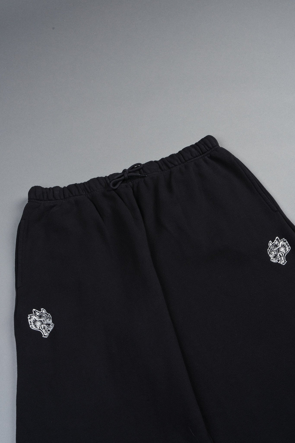 Dual Wolf Capri Sweat Pants In Black
