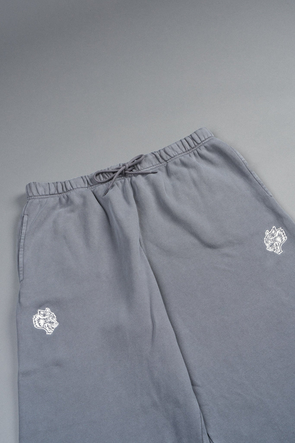 Dual Wolf Capri Sweat Pants In Slate Gray
