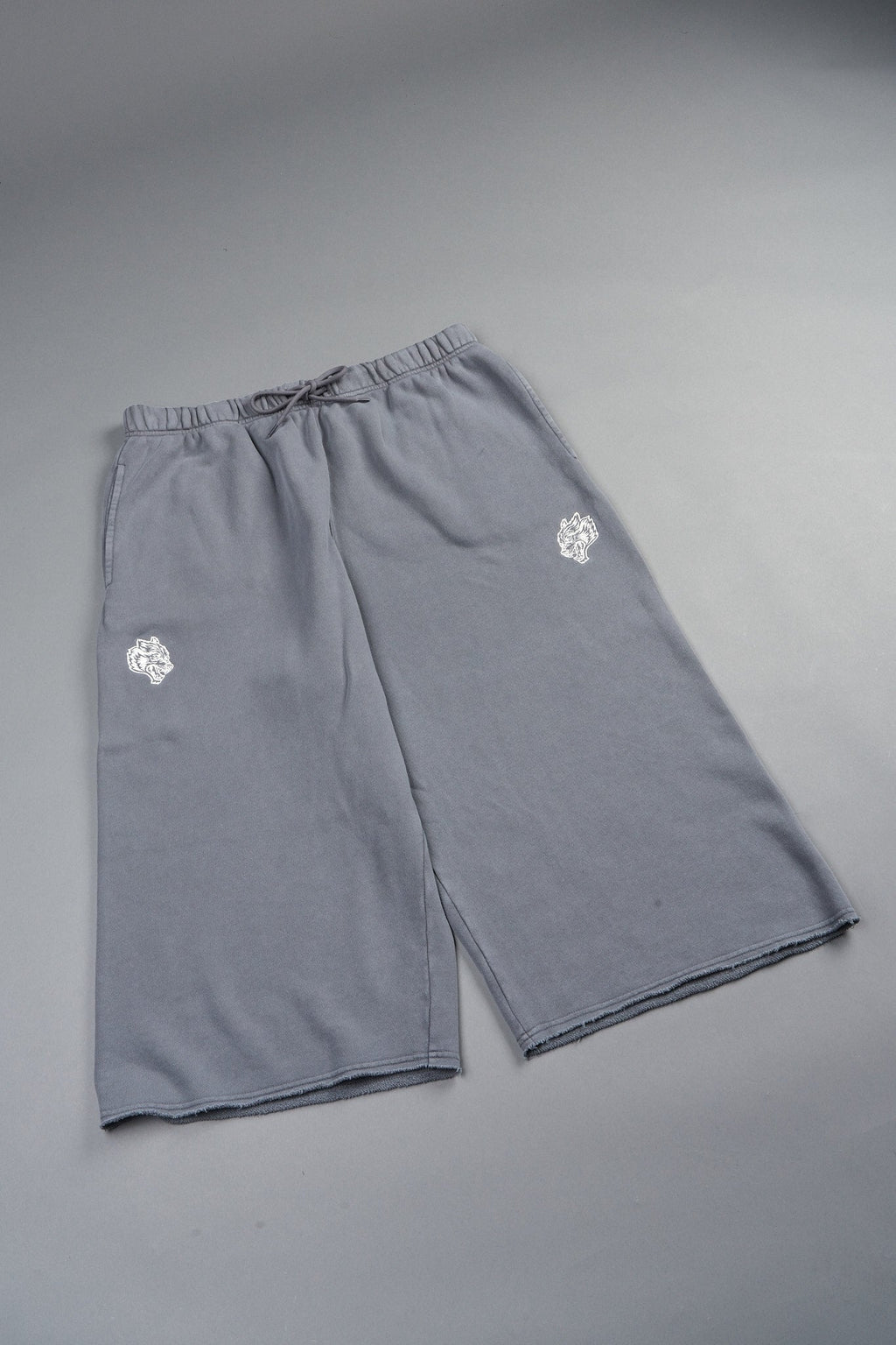 Dual Wolf Capri Sweat Pants In Slate Gray