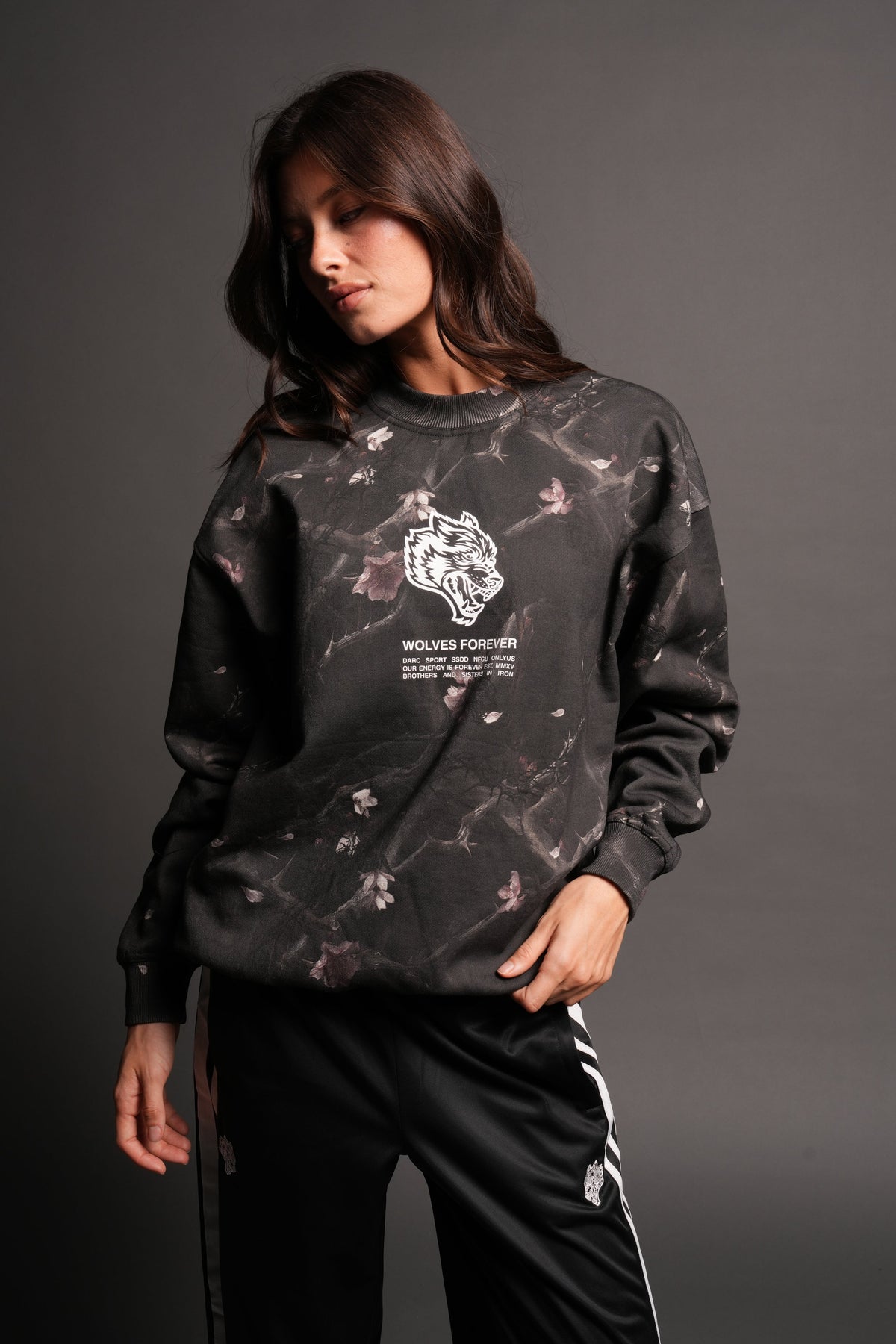Wolves Have Your Back London Crewneck In All Of Us Camo - imagem 1