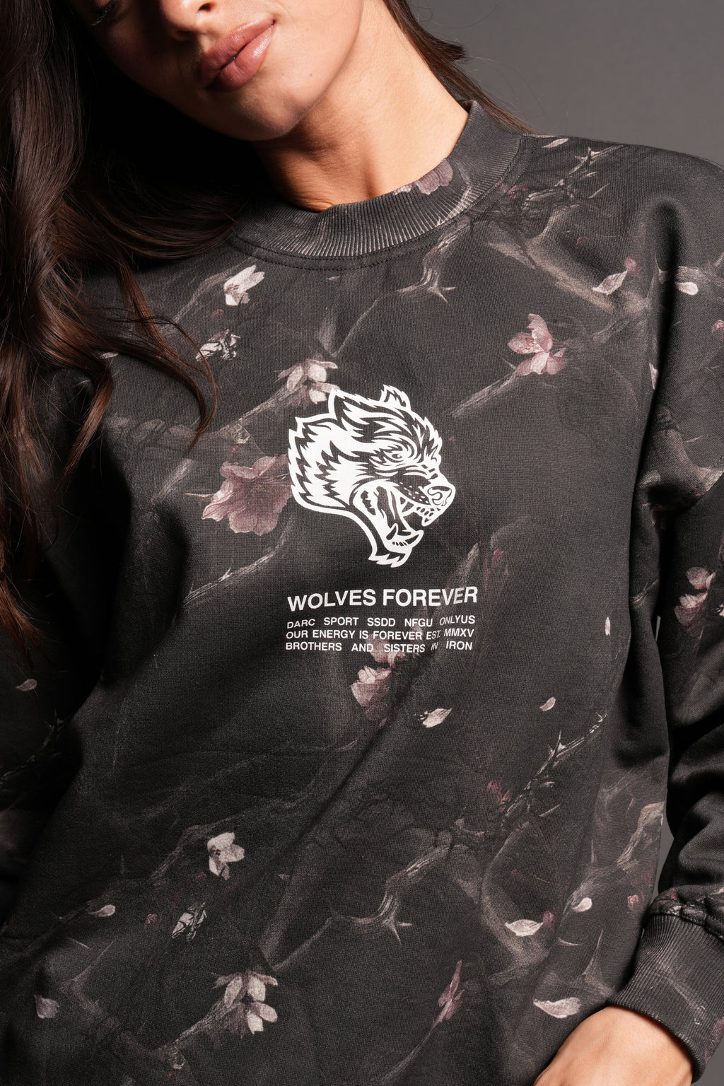Wolves Have Your Back London Crewneck In All Of Us Camo - imagem 3