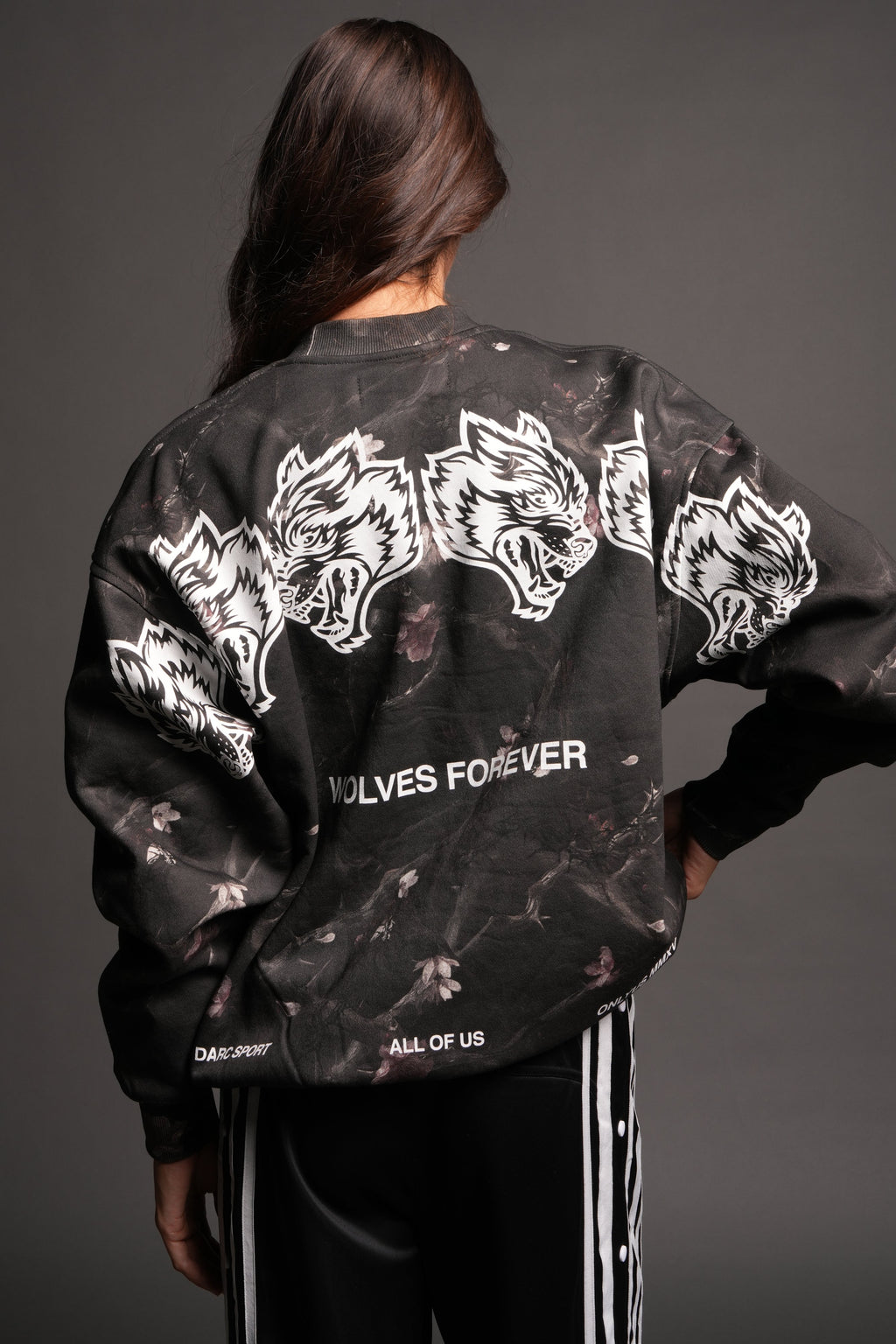 Wolves Have Your Back London Crewneck In All Of Us Camo - imagem 2