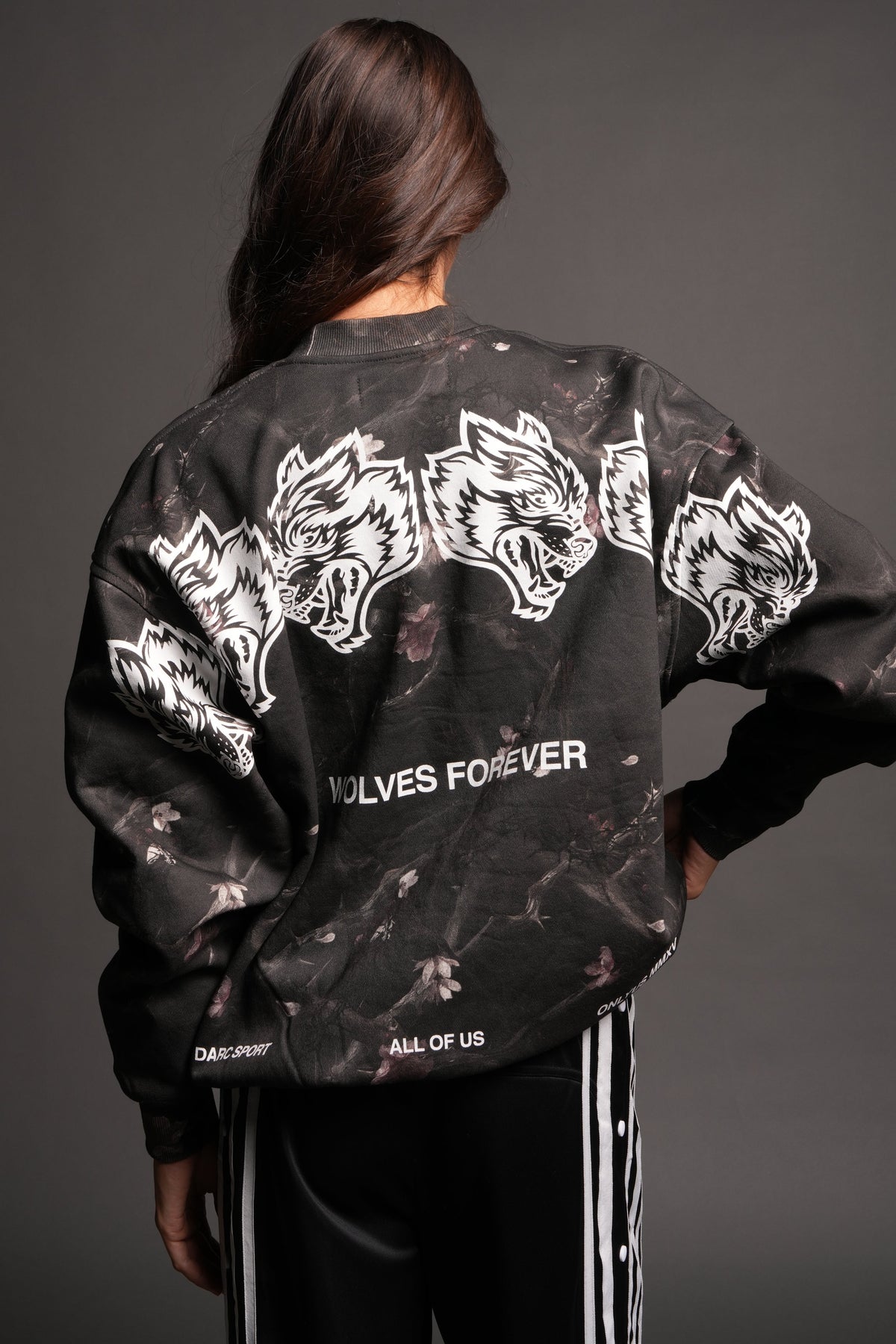 Wolves Have Your Back London Crewneck In All Of Us Camo - imagem 2
