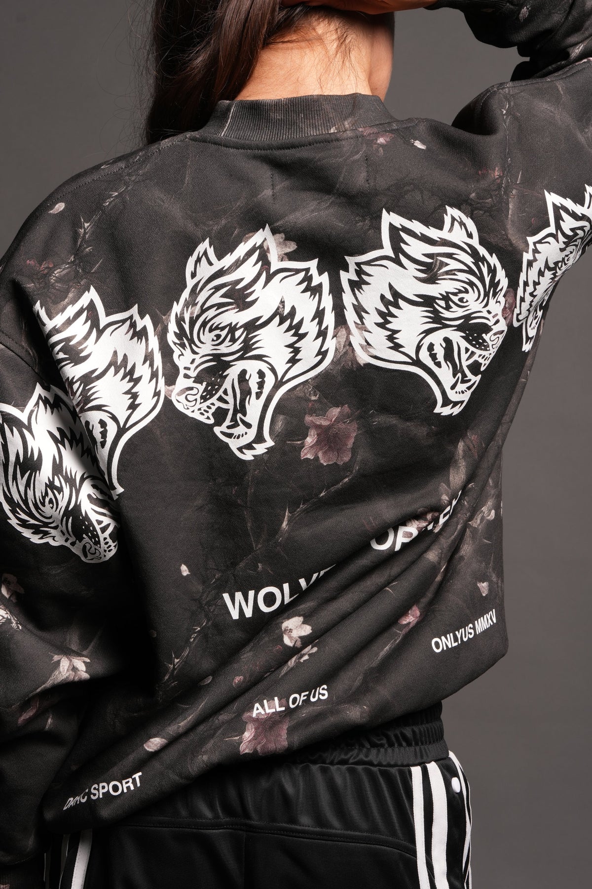 Wolves Have Your Back London Crewneck In All Of Us Camo - imagem 4