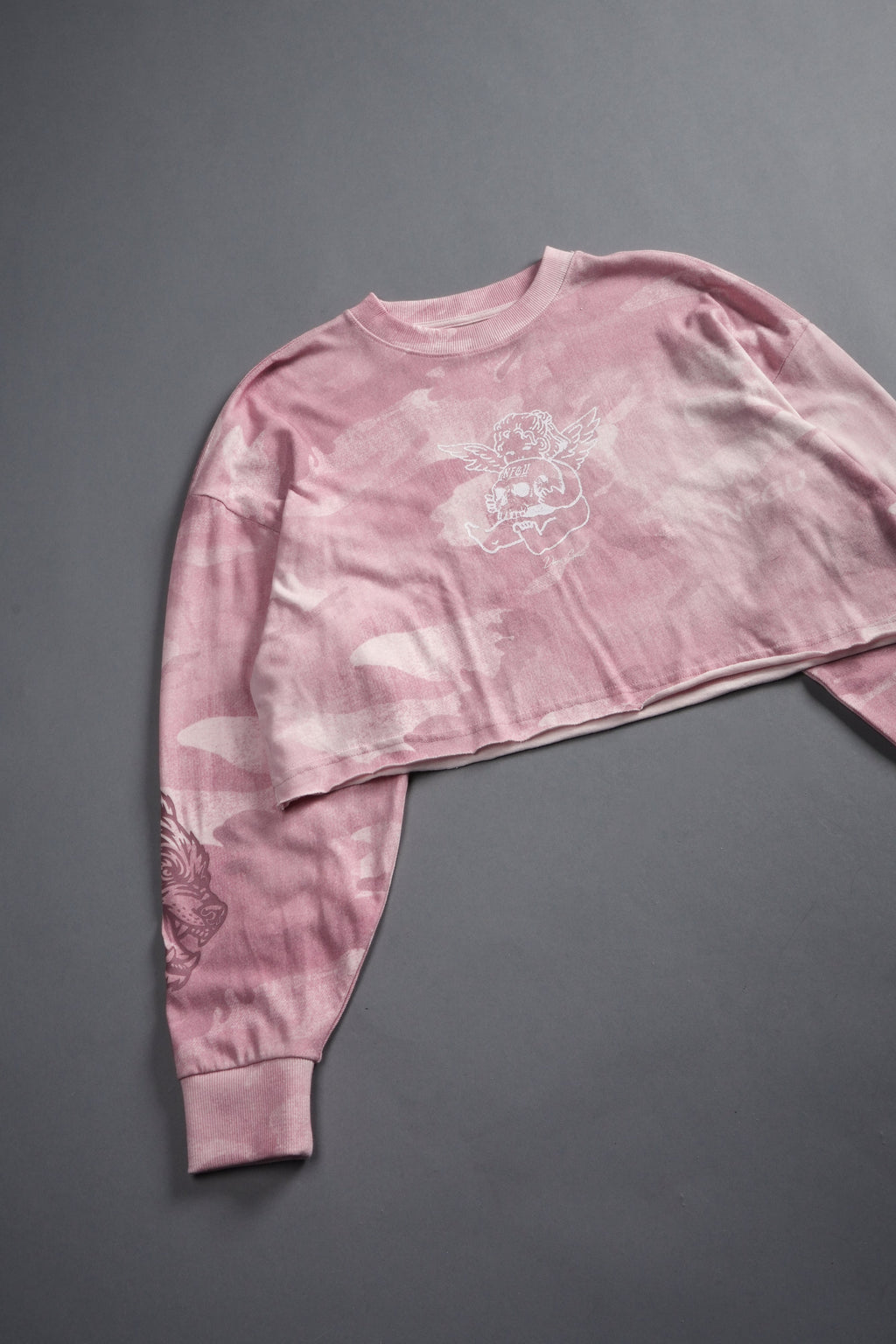 Cherub and the Skull "Premium" Oversized Cropped L/S Tee in Blush Vintage Woodland Camo — imagem 10