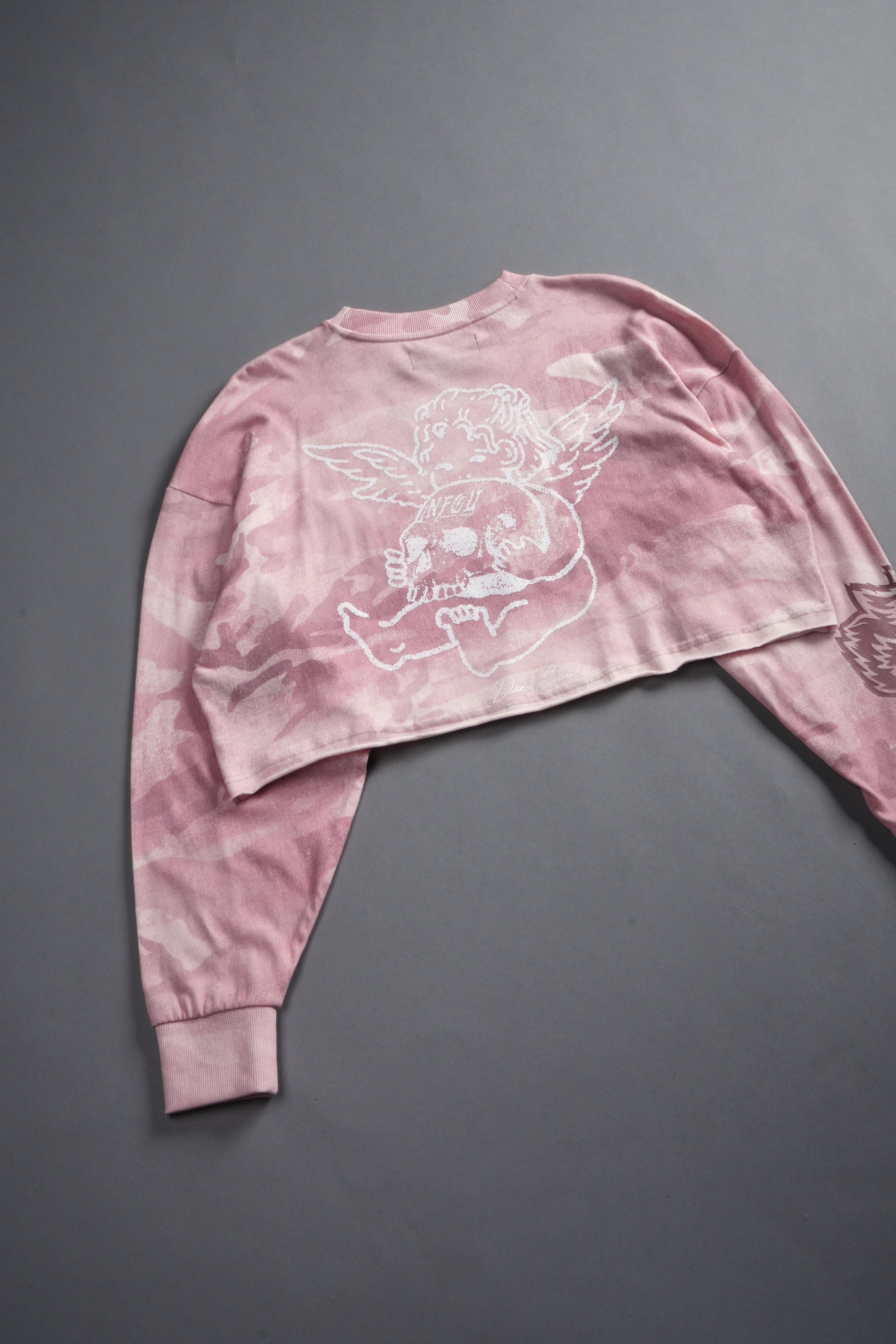 Cherub and the Skull "Premium" Oversized Cropped L/S Tee in Blush Vintage Woodland Camo — imagem 15