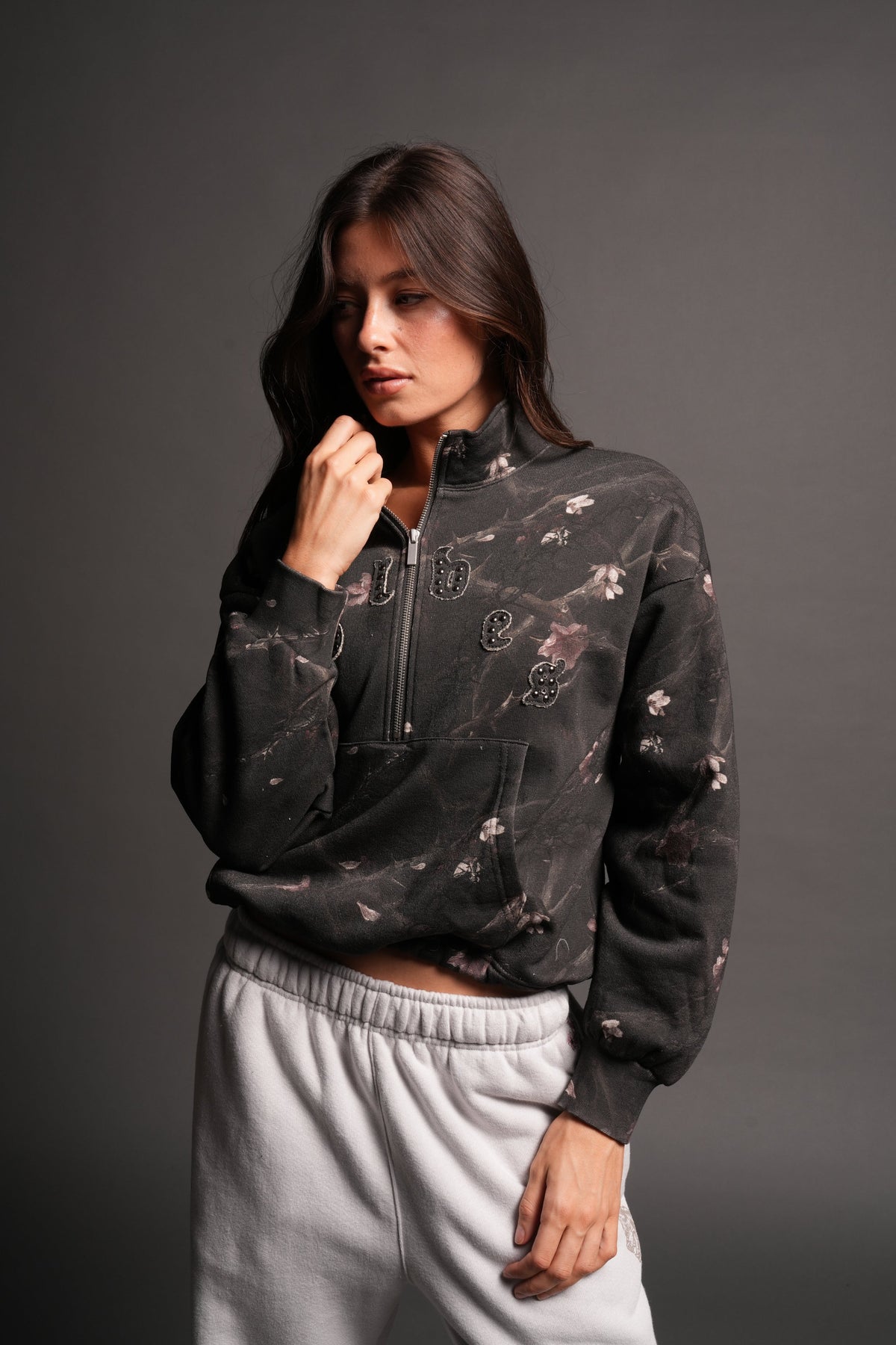 Stud Pyramid She Everson Mockneck Sweater In All Of Us Camo - imagem 1