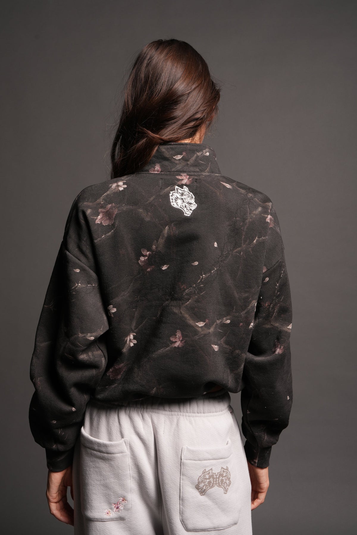 Stud Pyramid She Everson Mockneck Sweater In All Of Us Camo - imagem 2