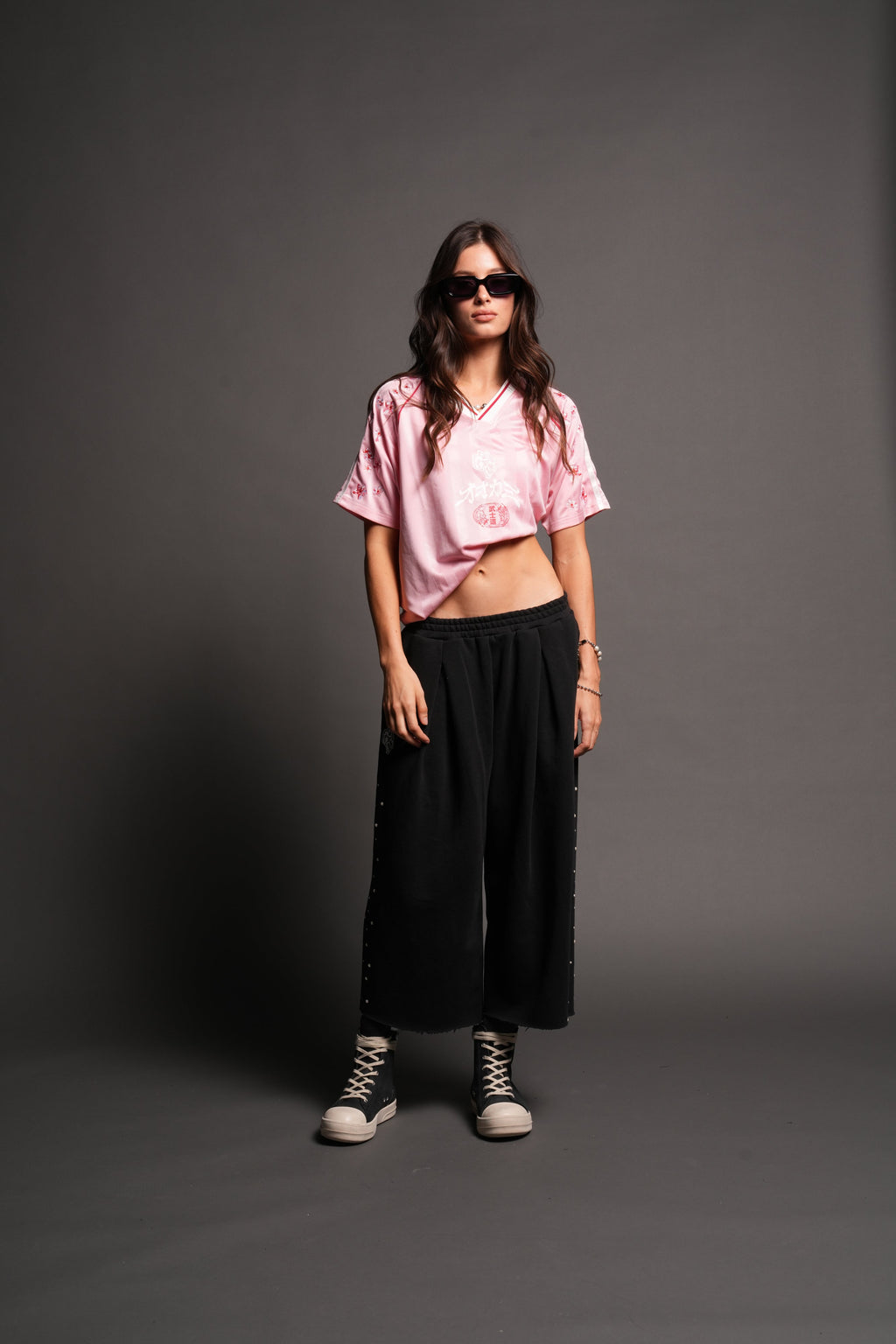 She Pearls Yara Pleated Sweat Pants In Black — imagem 5