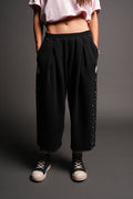 She Pearls Yara Pleated Sweat Pants In Black