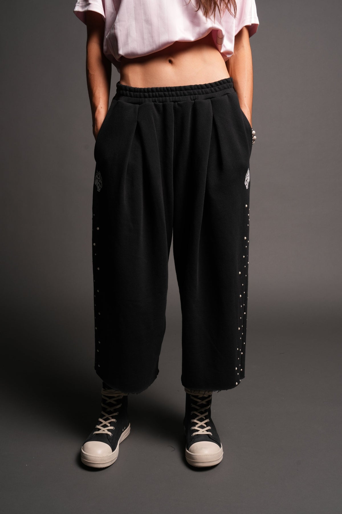 She Pearls Yara Pleated Sweat Pants In Black