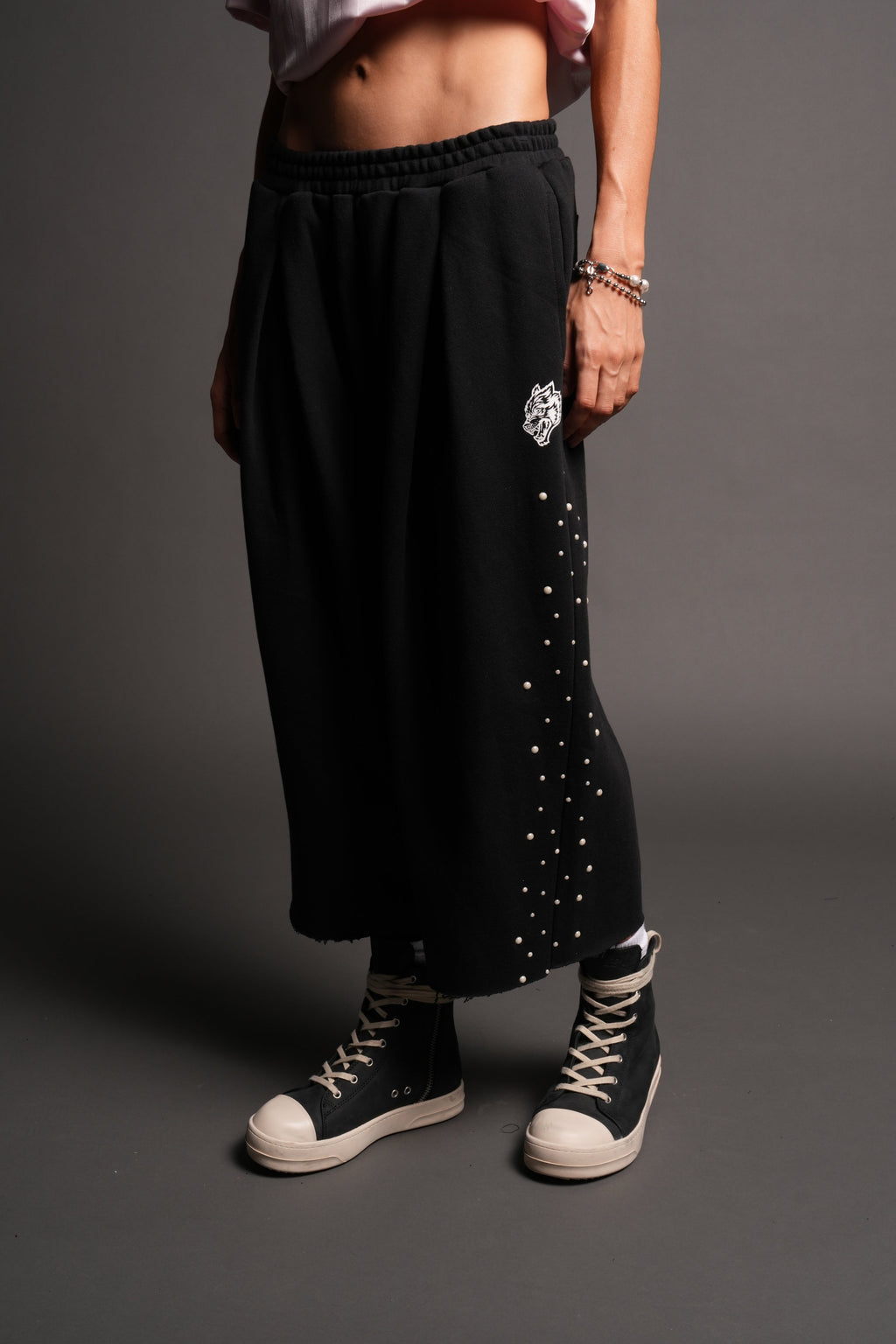 She Pearls Yara Pleated Sweat Pants In Black — imagem 3
