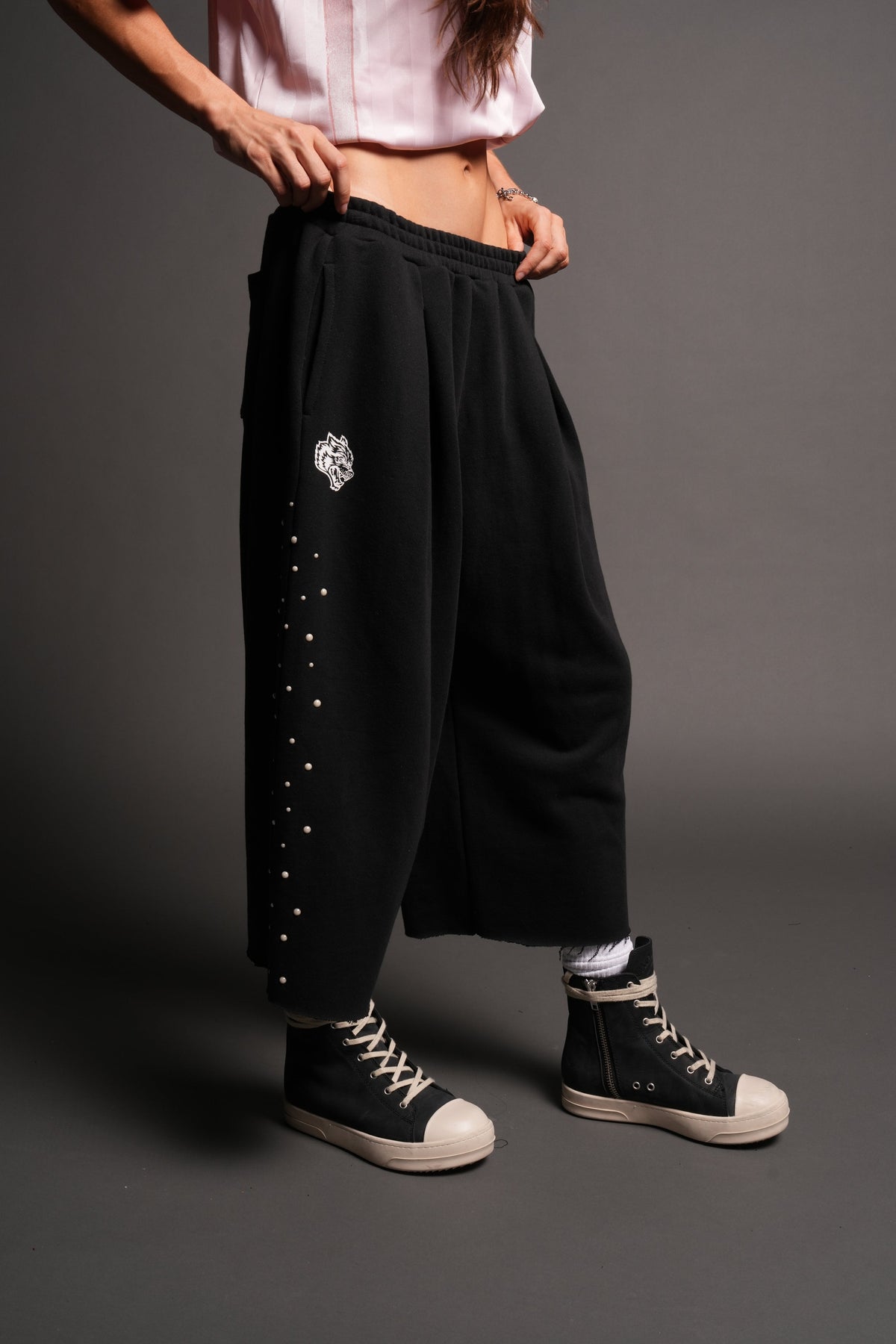 She Pearls Yara Pleated Sweat Pants In Black — imagem 4