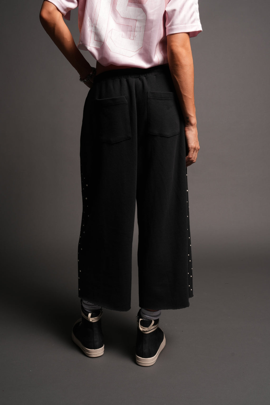 She Pearls Yara Pleated Sweat Pants In Black — imagem 2