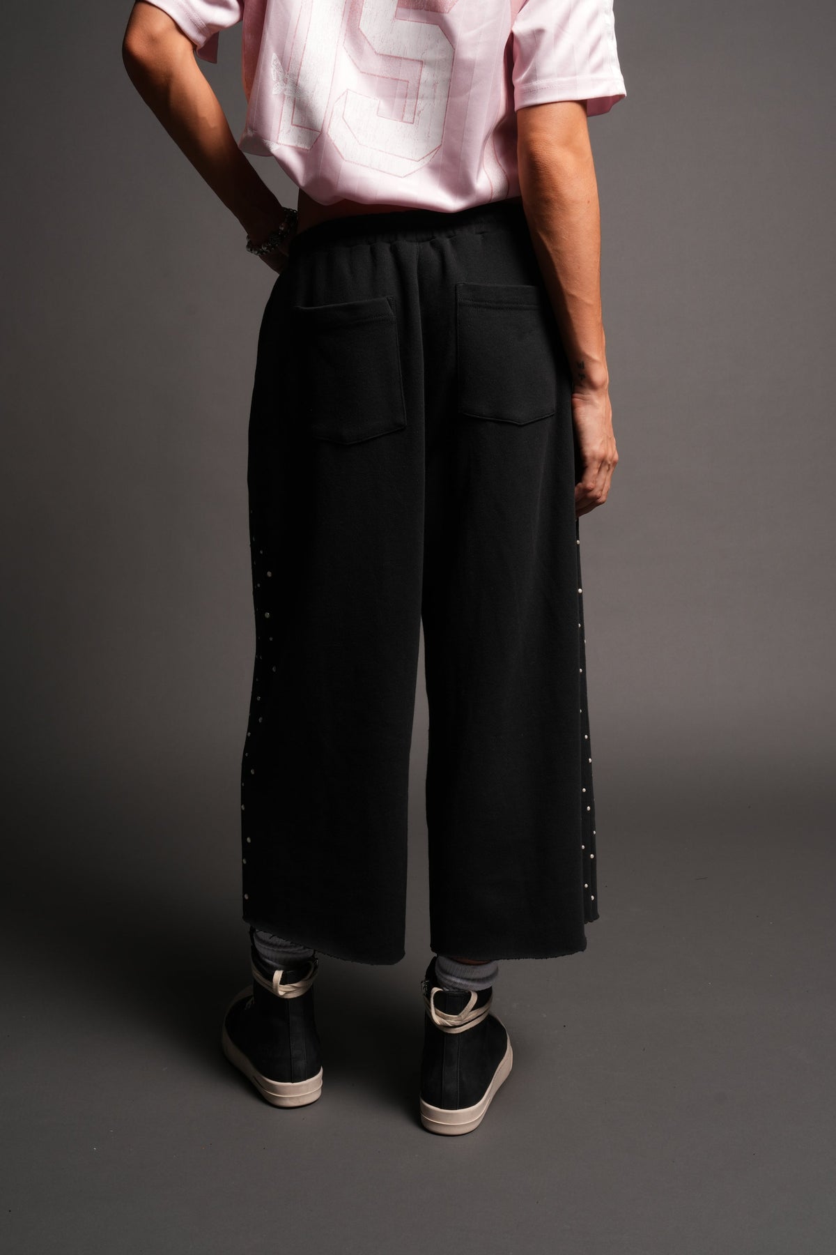 She Pearls Yara Pleated Sweat Pants In Black — imagem 2