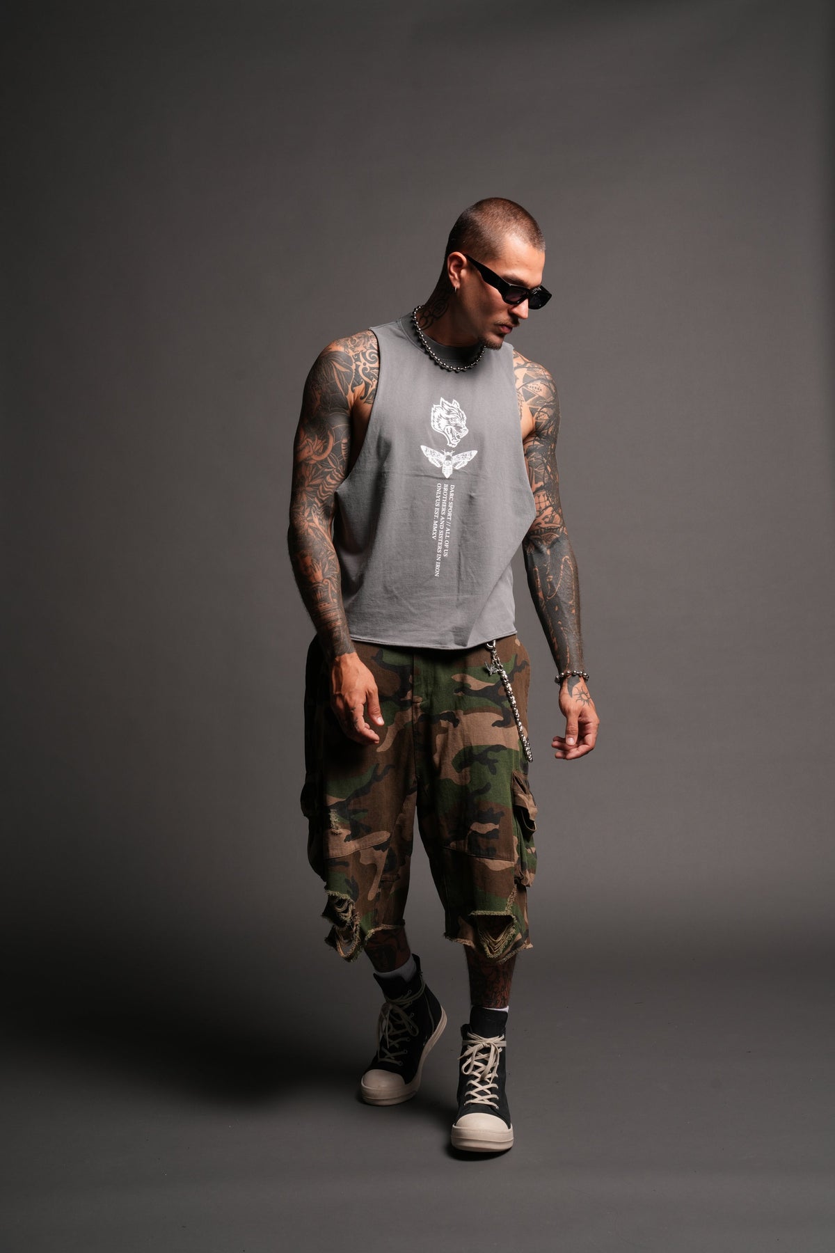 Big Wolf Head Grunge Raw Hem Box Cut Tommy Muscle Tee In Slate Gray - imagem 5