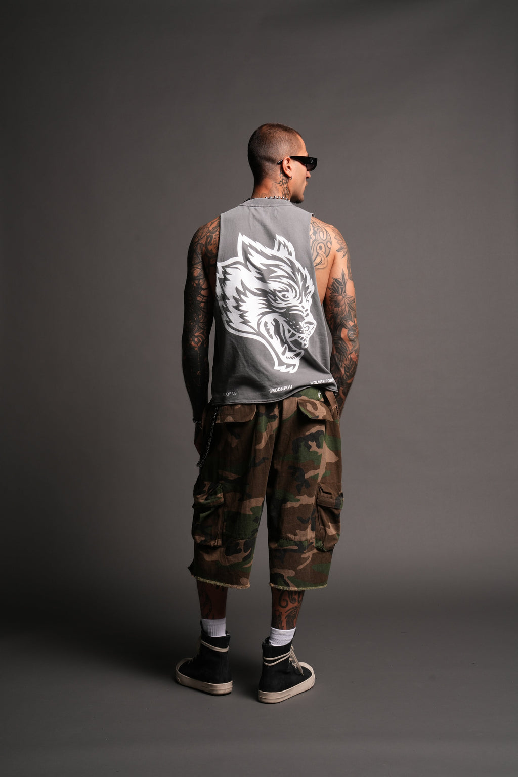 Big Wolf Head Grunge Raw Hem Box Cut Tommy Muscle Tee In Slate Gray - imagem 6