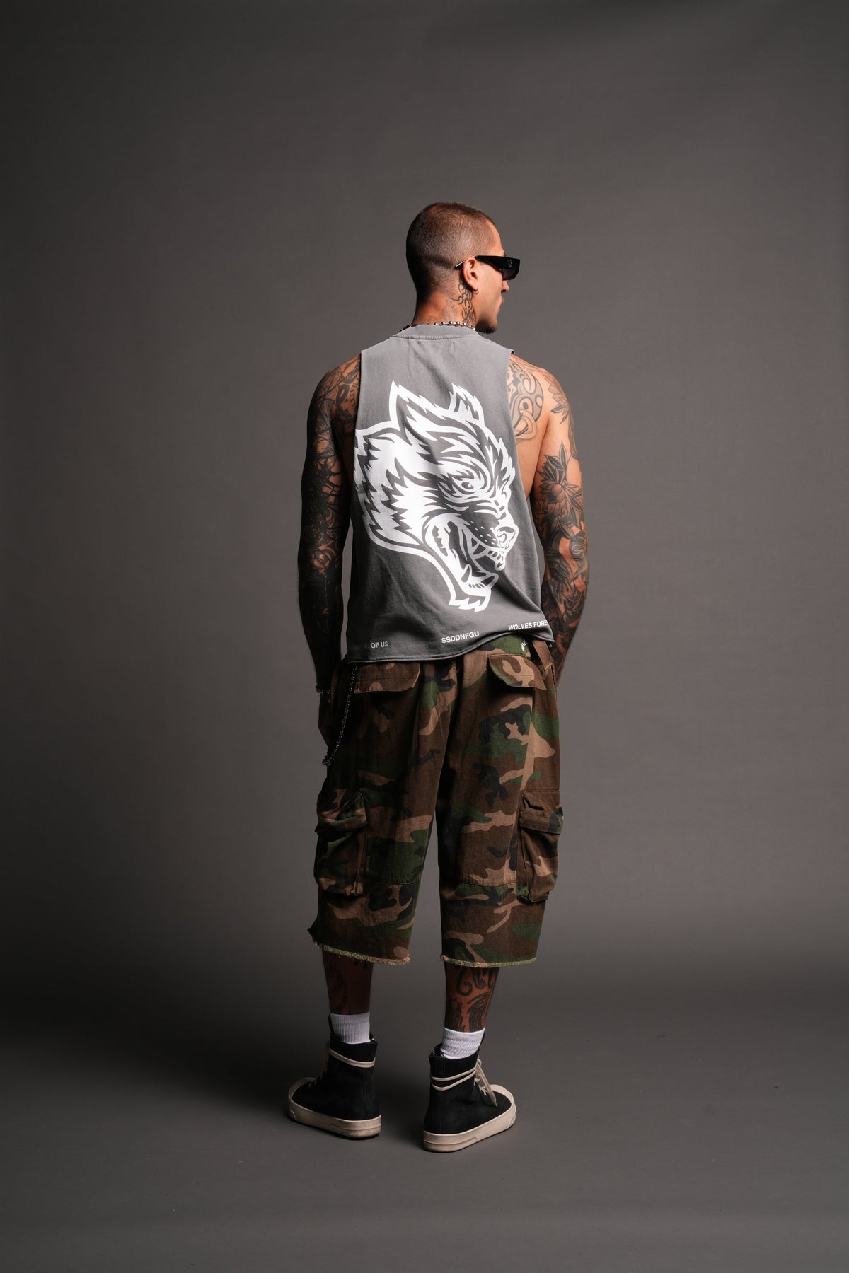 Big Wolf Head Grunge Raw Hem Box Cut Tommy Muscle Tee In Slate Gray - imagem 6