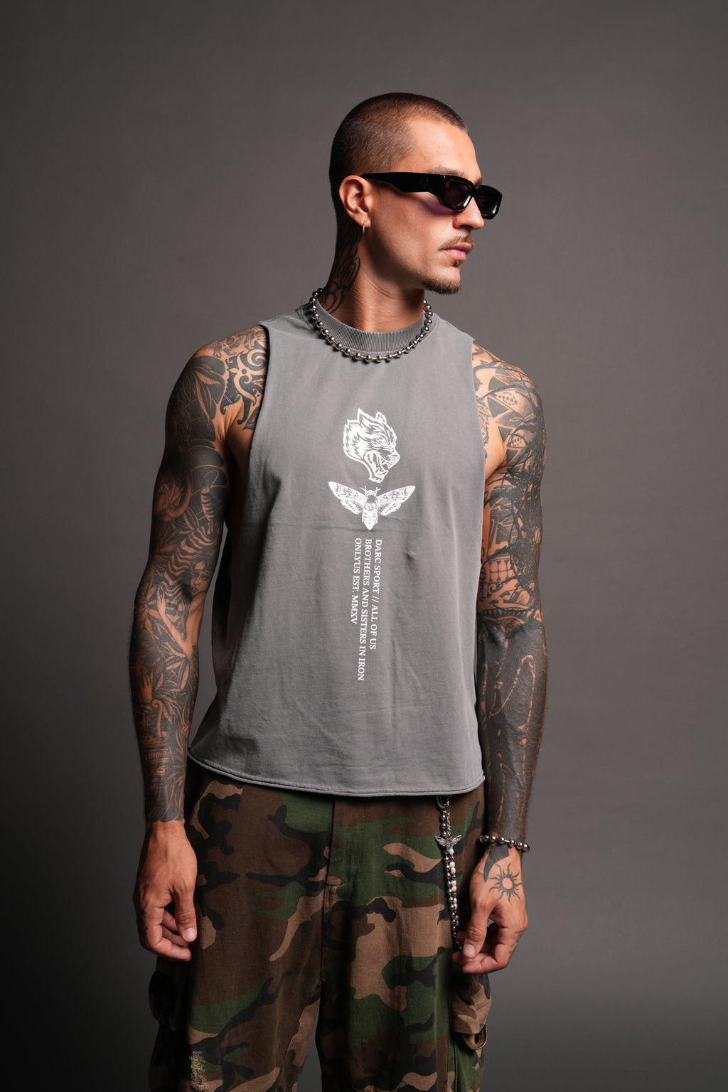 Big Wolf Head Grunge Raw Hem Box Cut Tommy Muscle Tee In Slate Gray - imagem 4