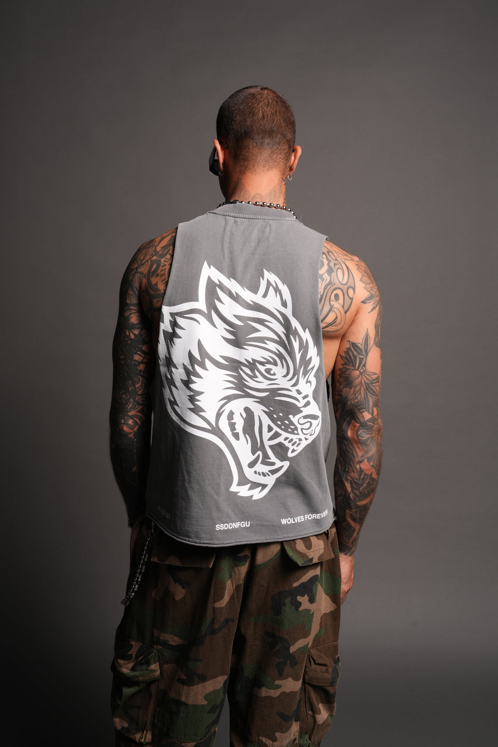 Big Wolf Head Grunge Raw Hem Box Cut Tommy Muscle Tee In Slate Gray - imagem 2
