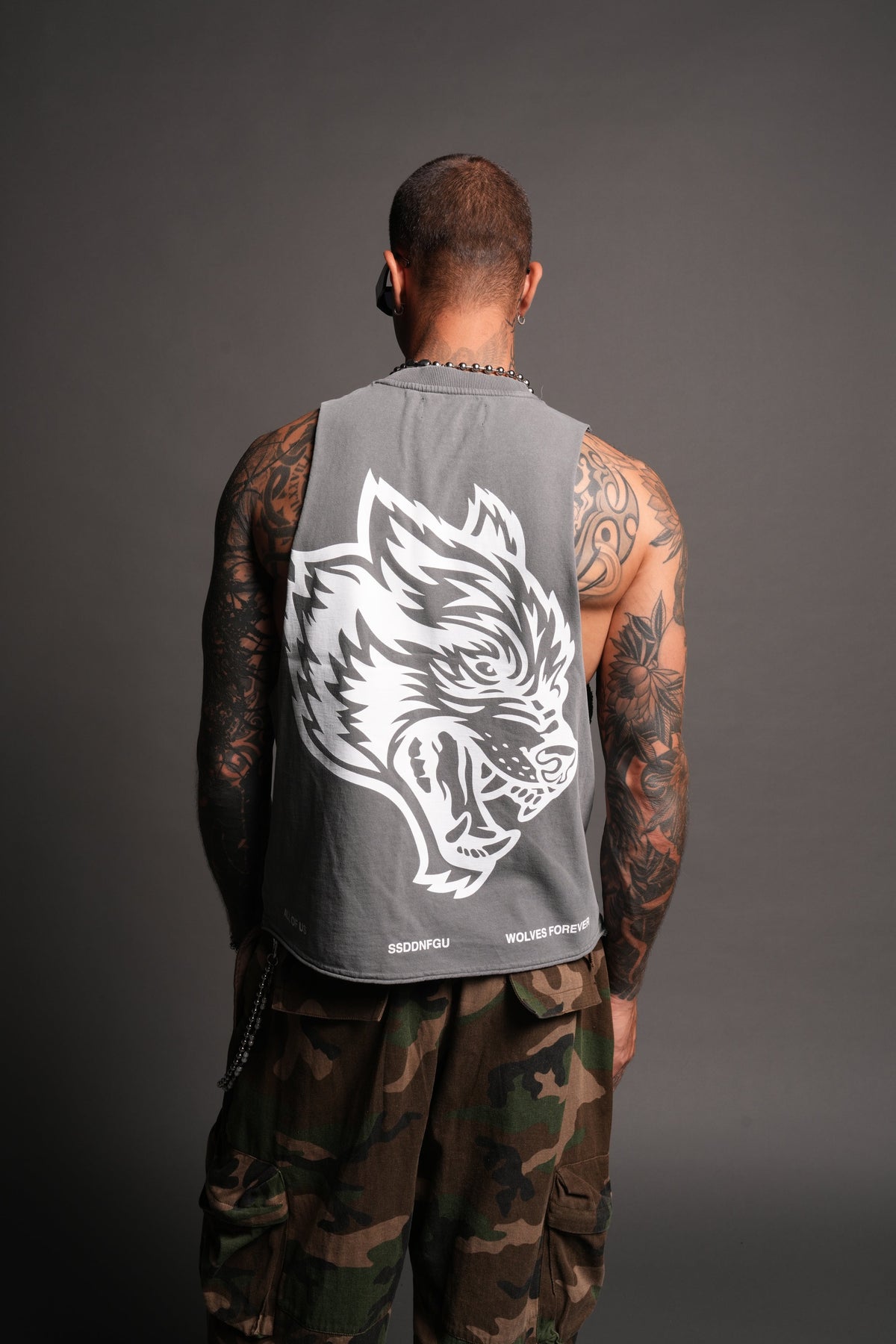 Big Wolf Head Grunge Raw Hem Box Cut Tommy Muscle Tee In Slate Gray - imagem 2