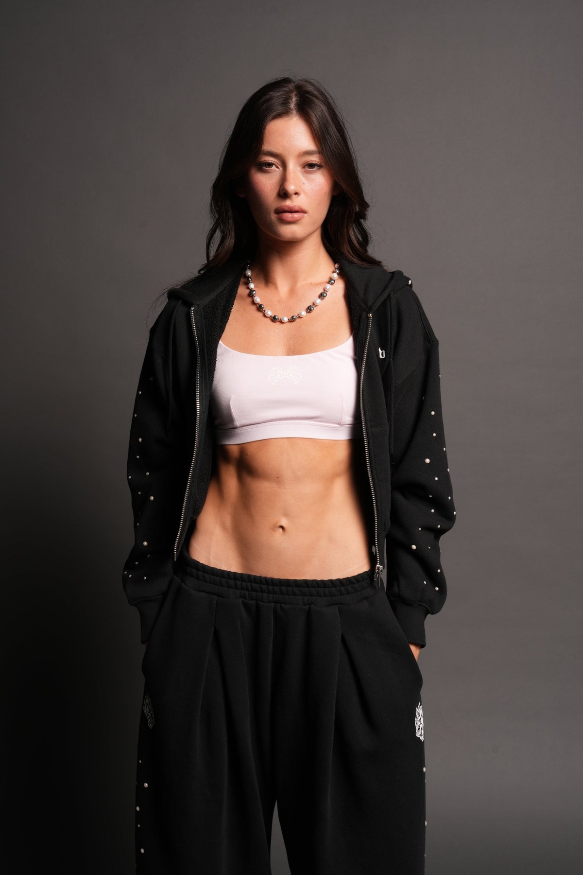 She Pearls Premium Sage Cropped Hoodie In Black — imagem 3
