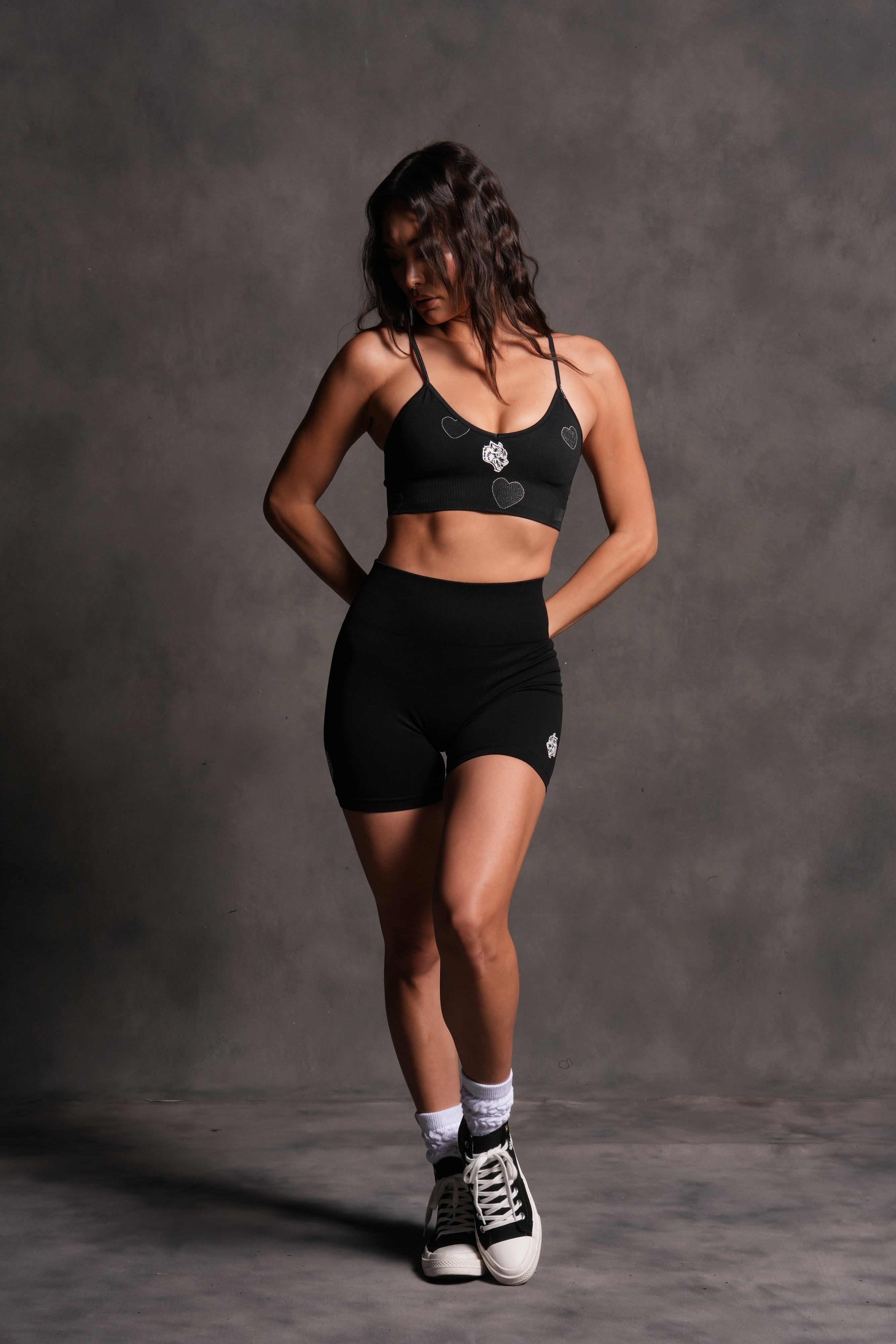 Her Energy "Everson" Seamless Sports Bra in Heart Candy Black — imagem 3