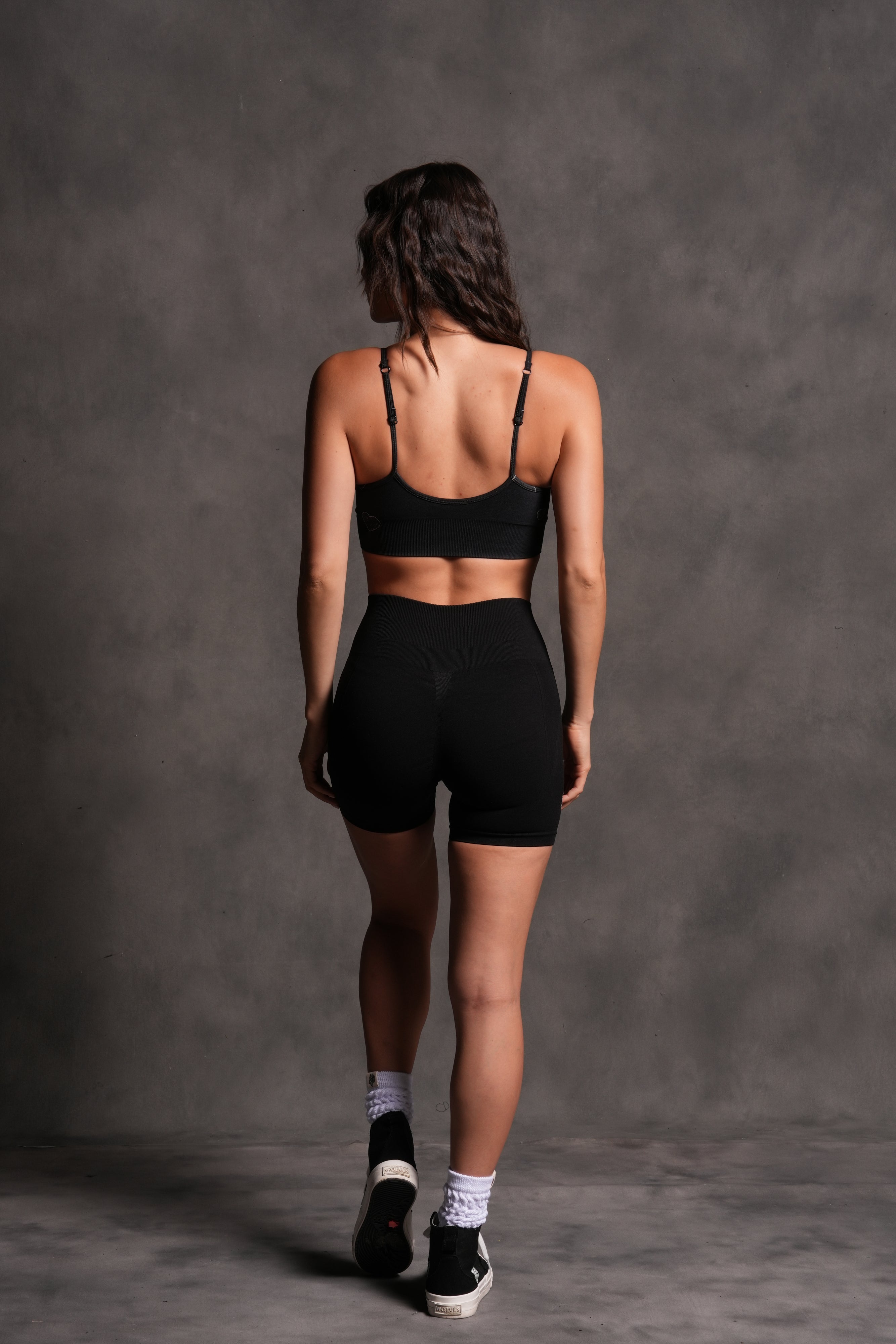 Her Energy "Everson" Seamless Sports Bra in Heart Candy Black — imagem 4