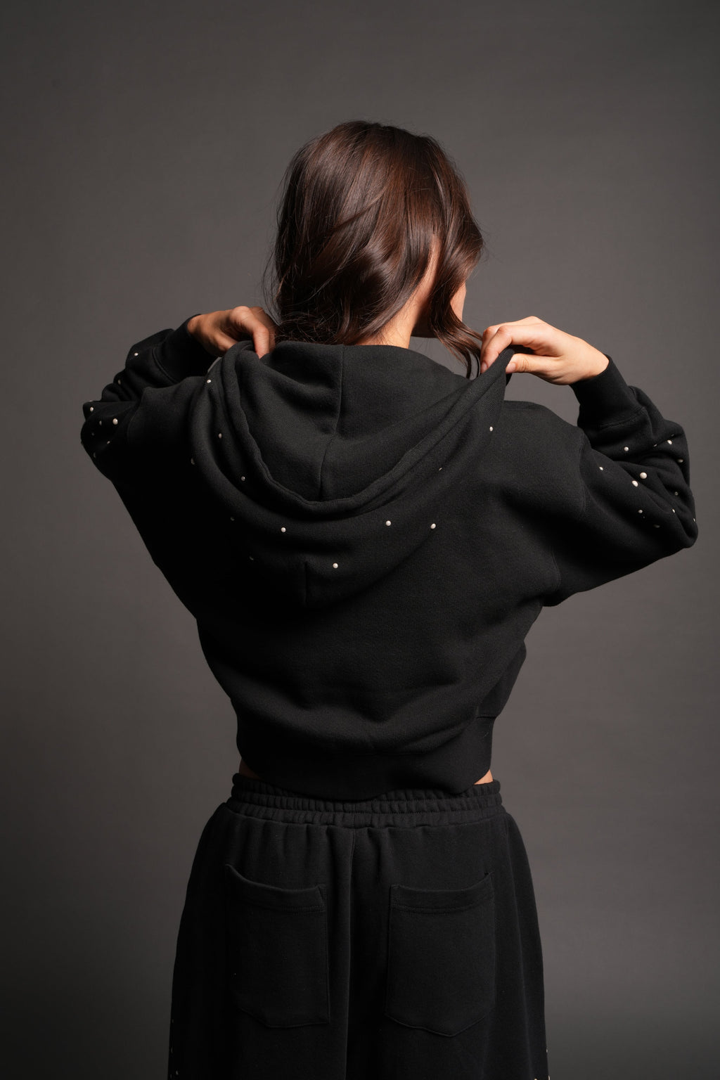 She Pearls Premium Sage Cropped Hoodie In Black — imagem 2