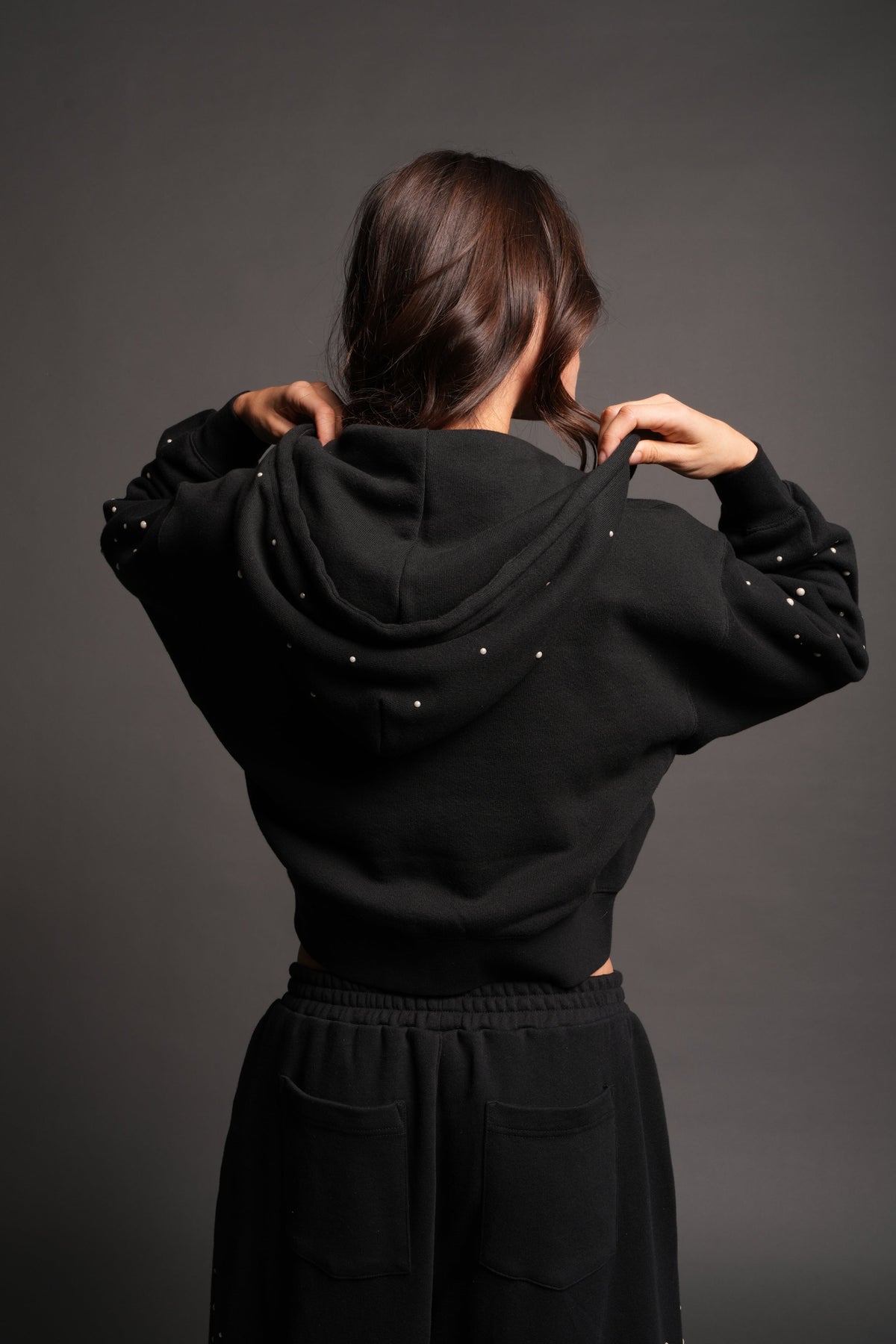 She Pearls Premium Sage Cropped Hoodie In Black — imagem 2