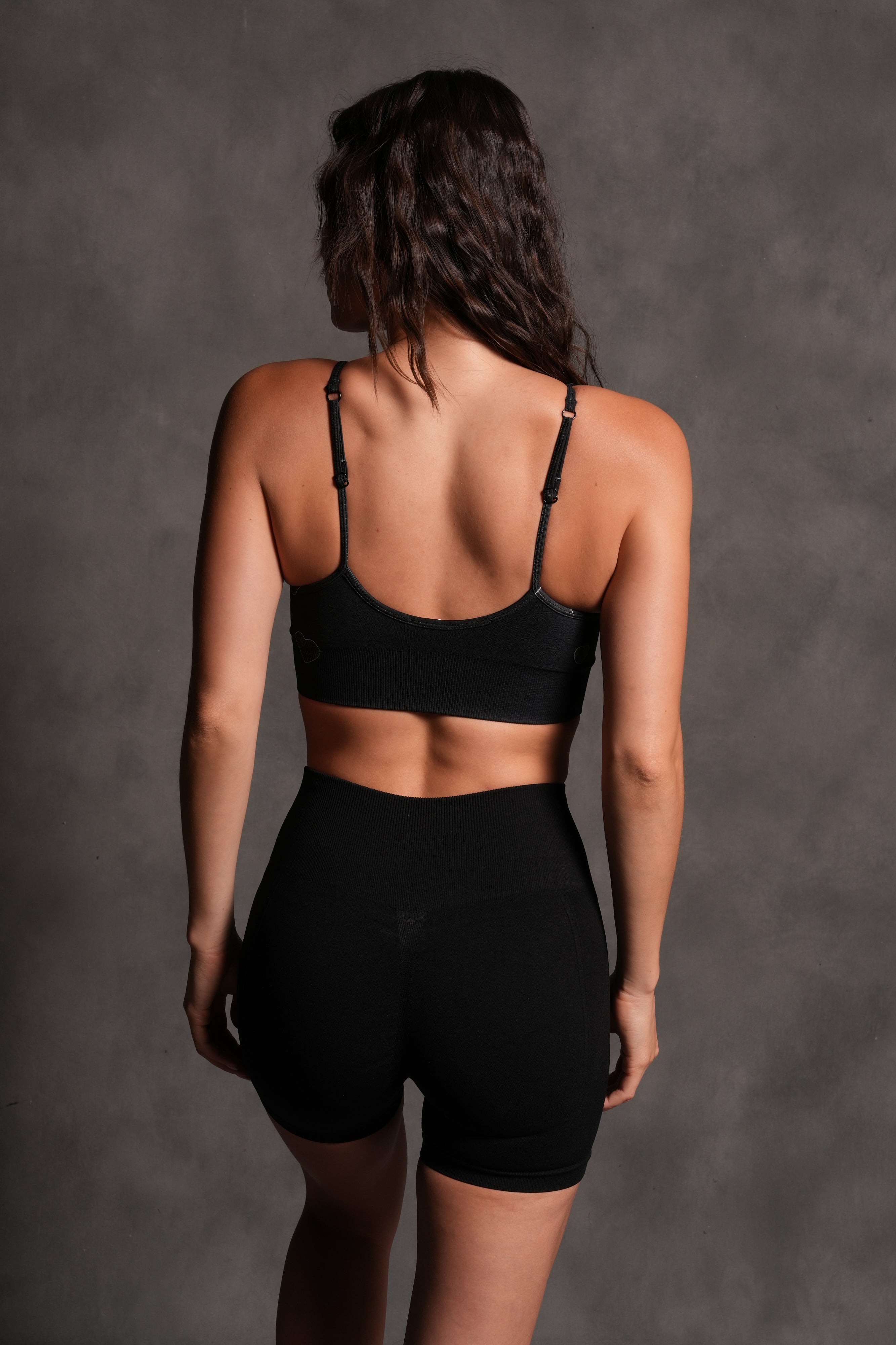 Her Energy "Everson" Seamless Sports Bra in Heart Candy Black — imagem 2
