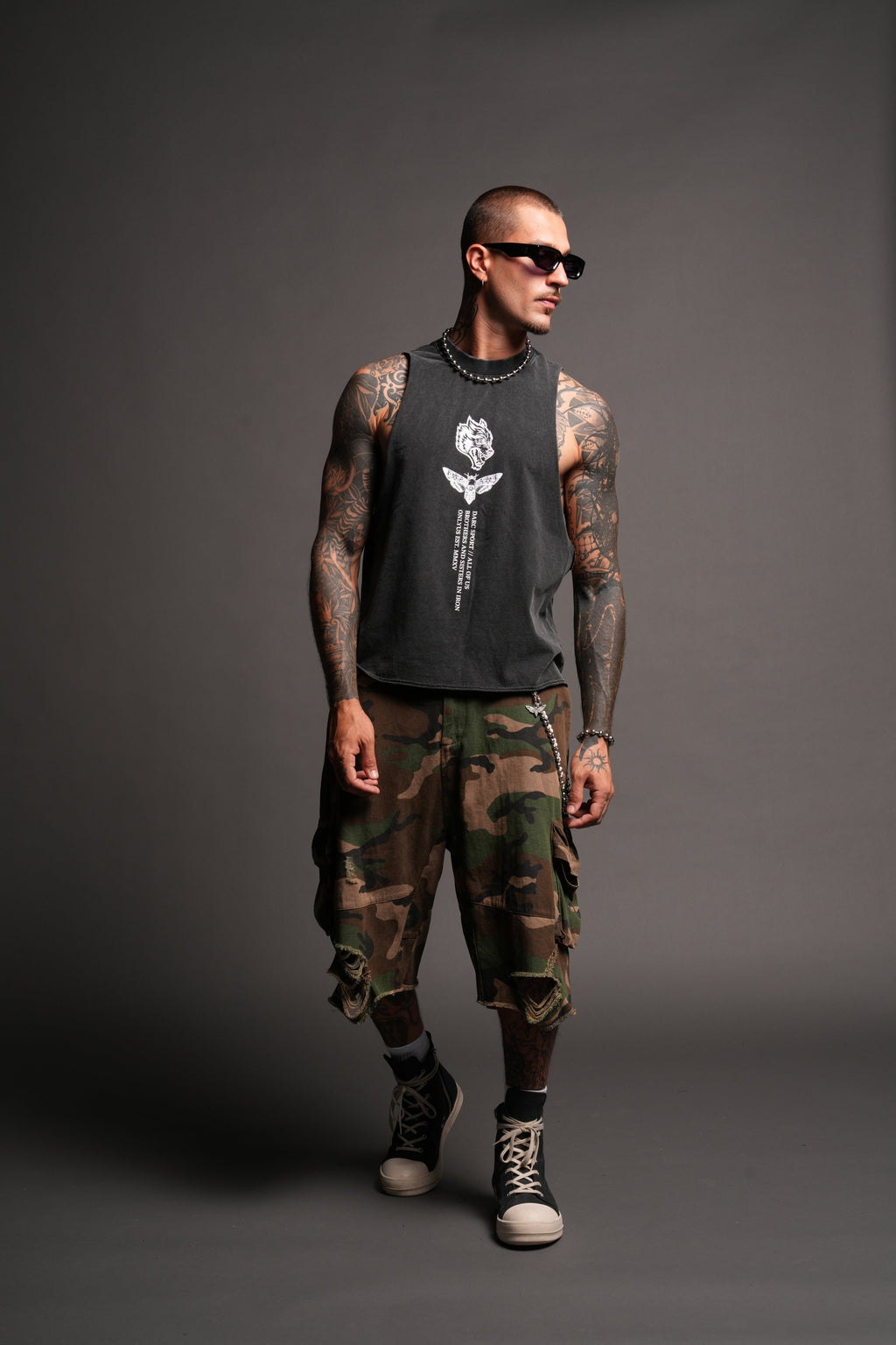 Big Wolf Head Grunge Raw Hem Box Cut Tommy Muscle Tee In Black - imagem 5
