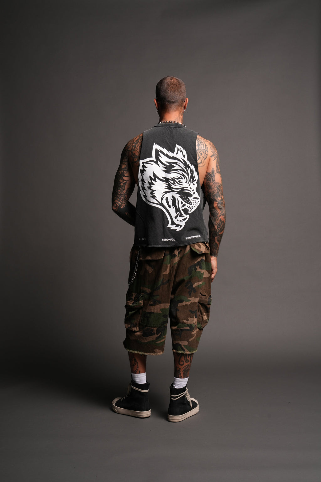 Big Wolf Head Grunge Raw Hem Box Cut Tommy Muscle Tee In Black - imagem 6