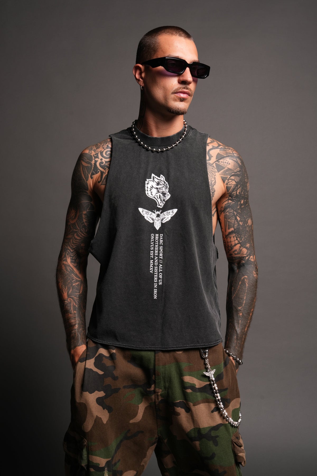 Big Wolf Head Grunge Raw Hem Box Cut Tommy Muscle Tee In Black - imagem 4