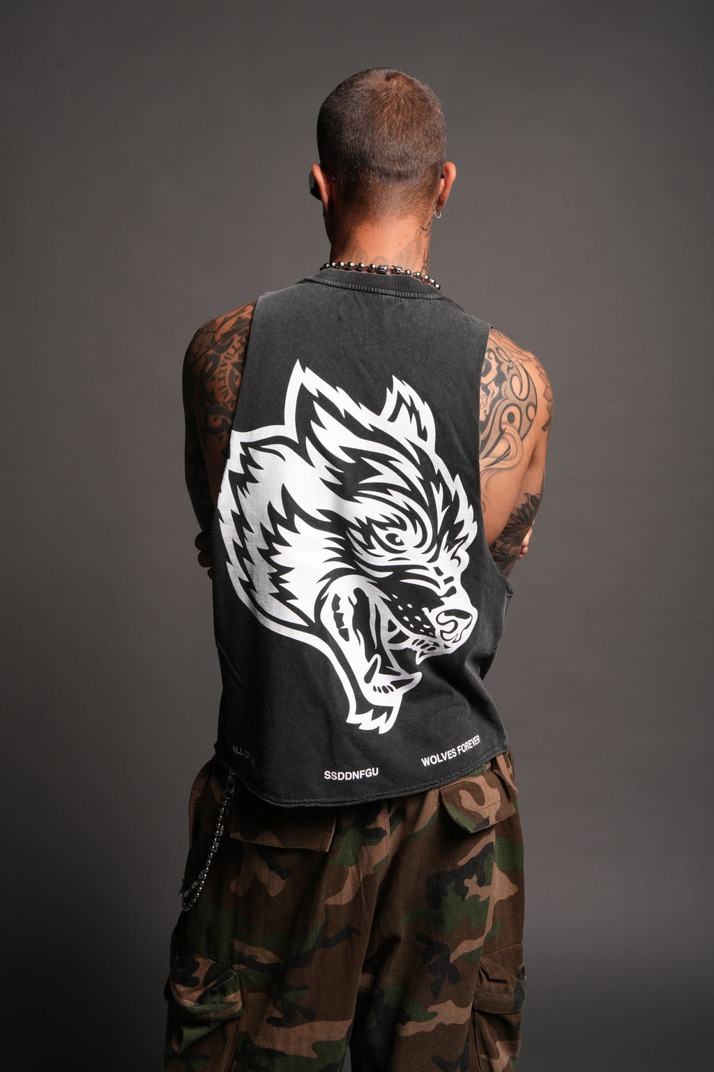 Big Wolf Head Grunge Raw Hem Box Cut Tommy Muscle Tee In Black - imagem 2