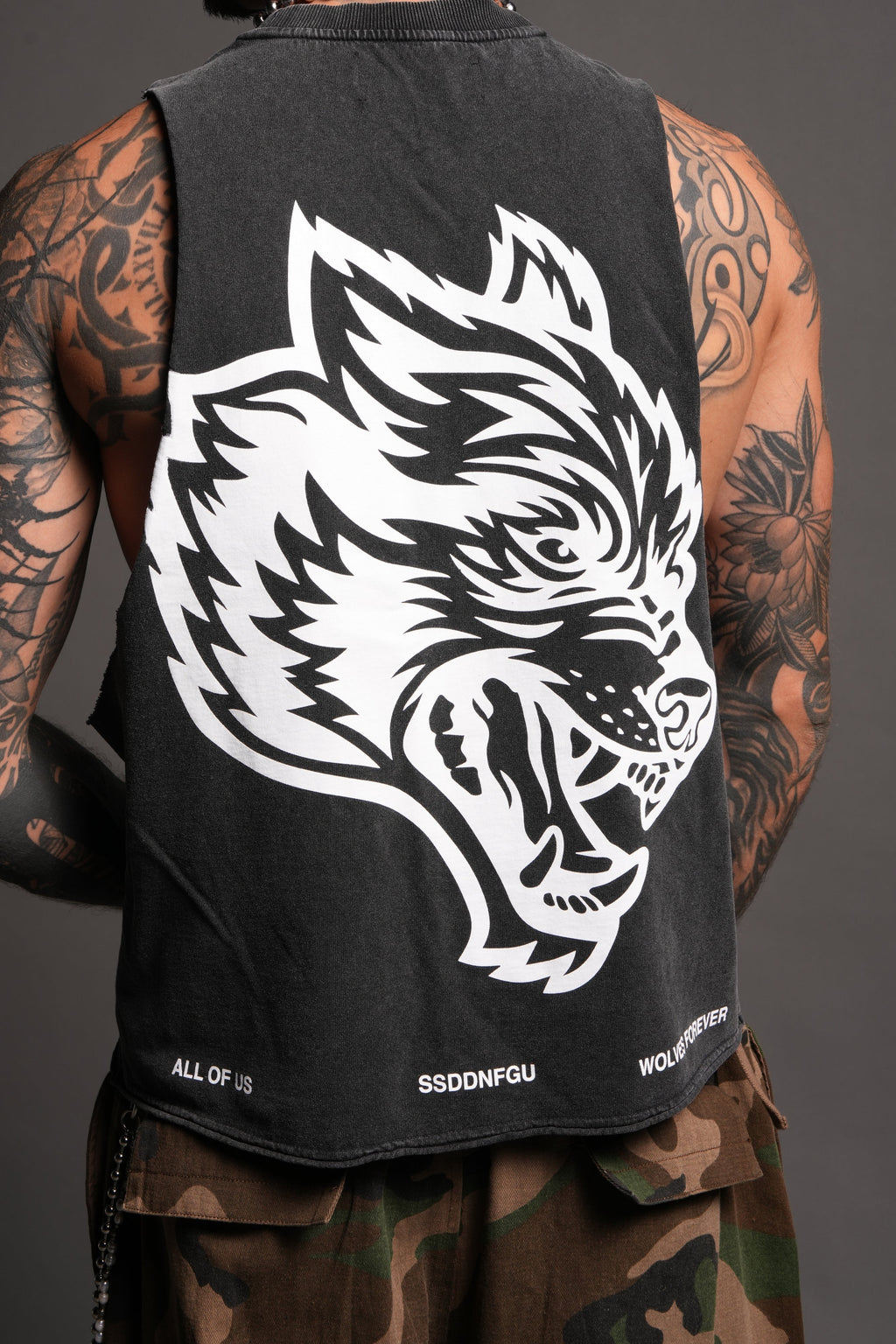 Big Wolf Head Grunge Raw Hem Box Cut Tommy Muscle Tee In Black - imagem 8
