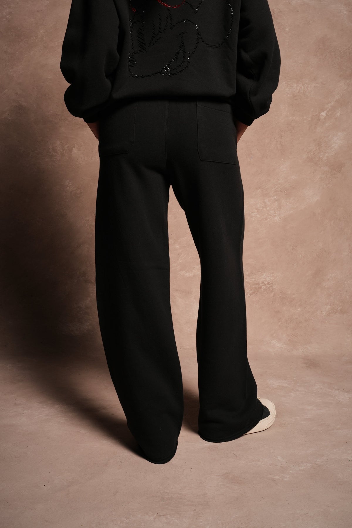 Wolves Chopper Big Cozy Sweats in Black - imagem 2