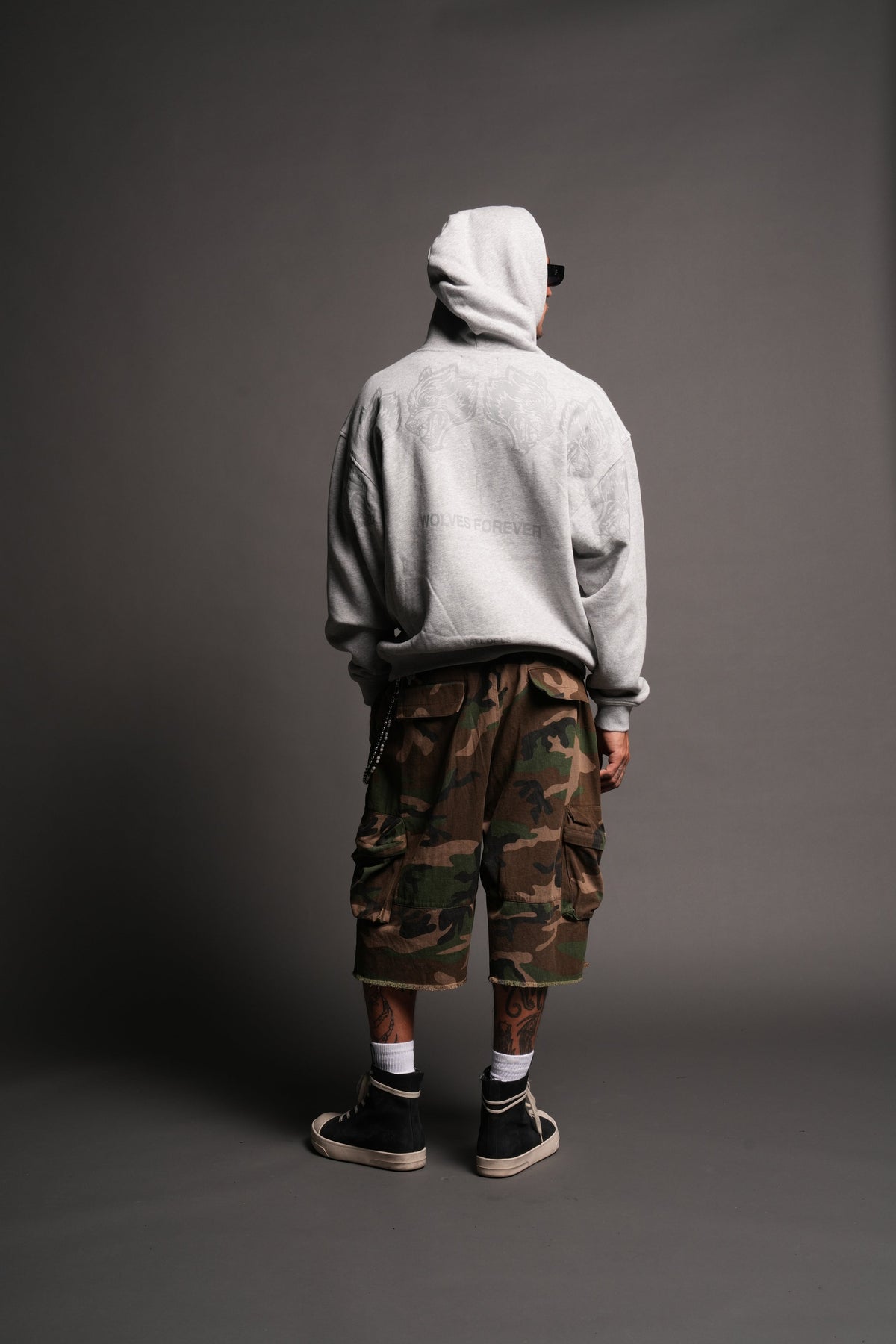 Wolves Have Your Back Bishop Hoodie In Light Athletic Gray - imagem 6