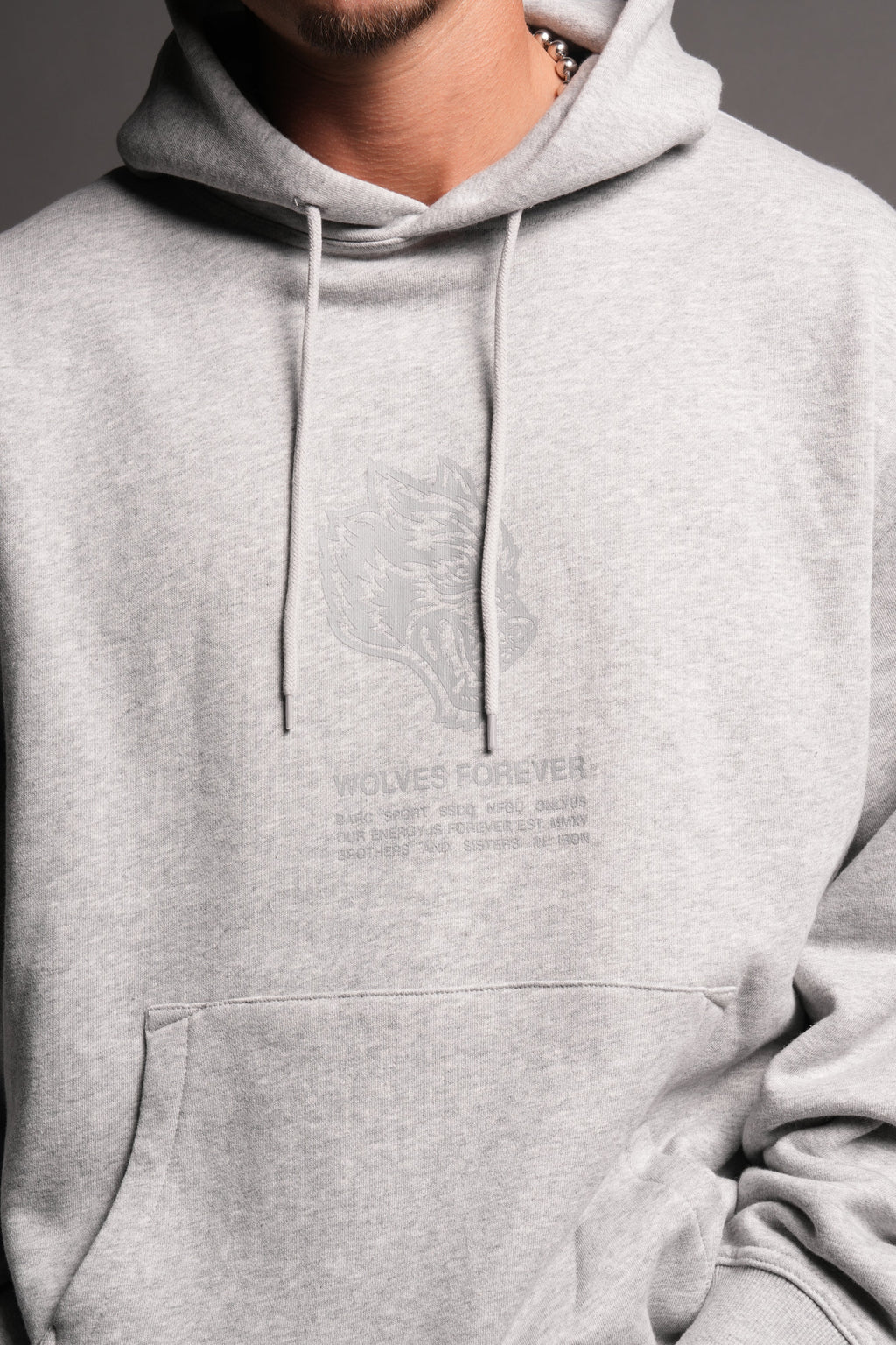 Wolves Have Your Back Bishop Hoodie In Light Athletic Gray - imagem 7