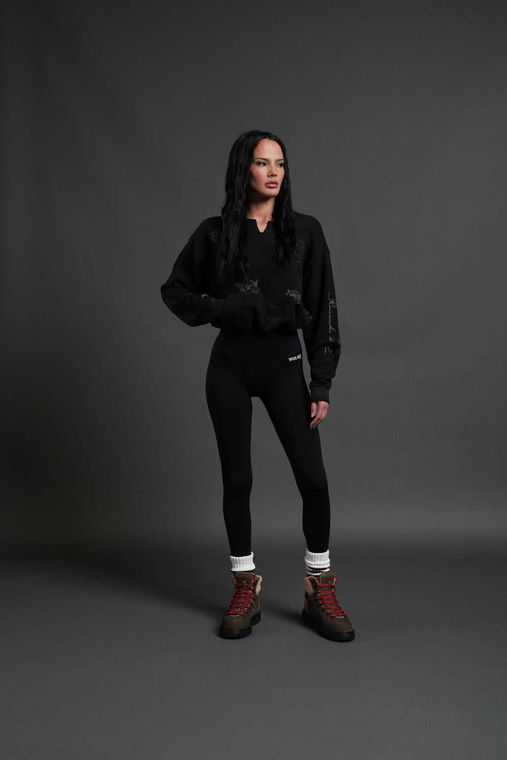 Fallen Cherub "Dempsey" Cropped Hoodie in Black Drift Wash — imagem 3