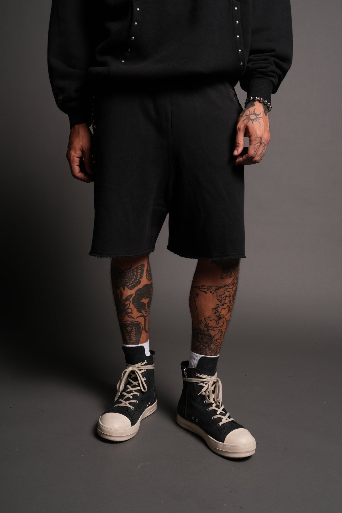 Wolves Heritage Raw Hem Oversized Post Lounge Sweat Shorts In Black - imagem 2